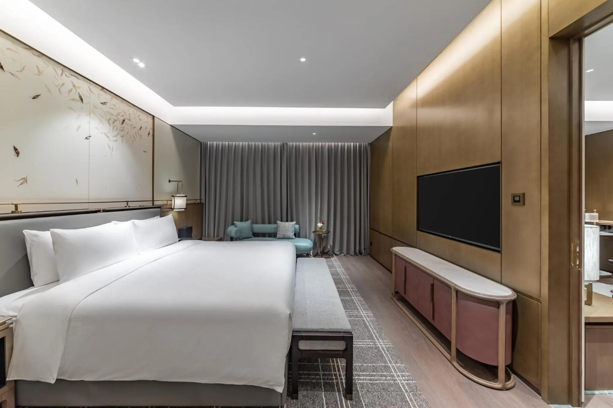 Photo of the whole room, Bed in HUALUXE Xi'an Chanba by IHG