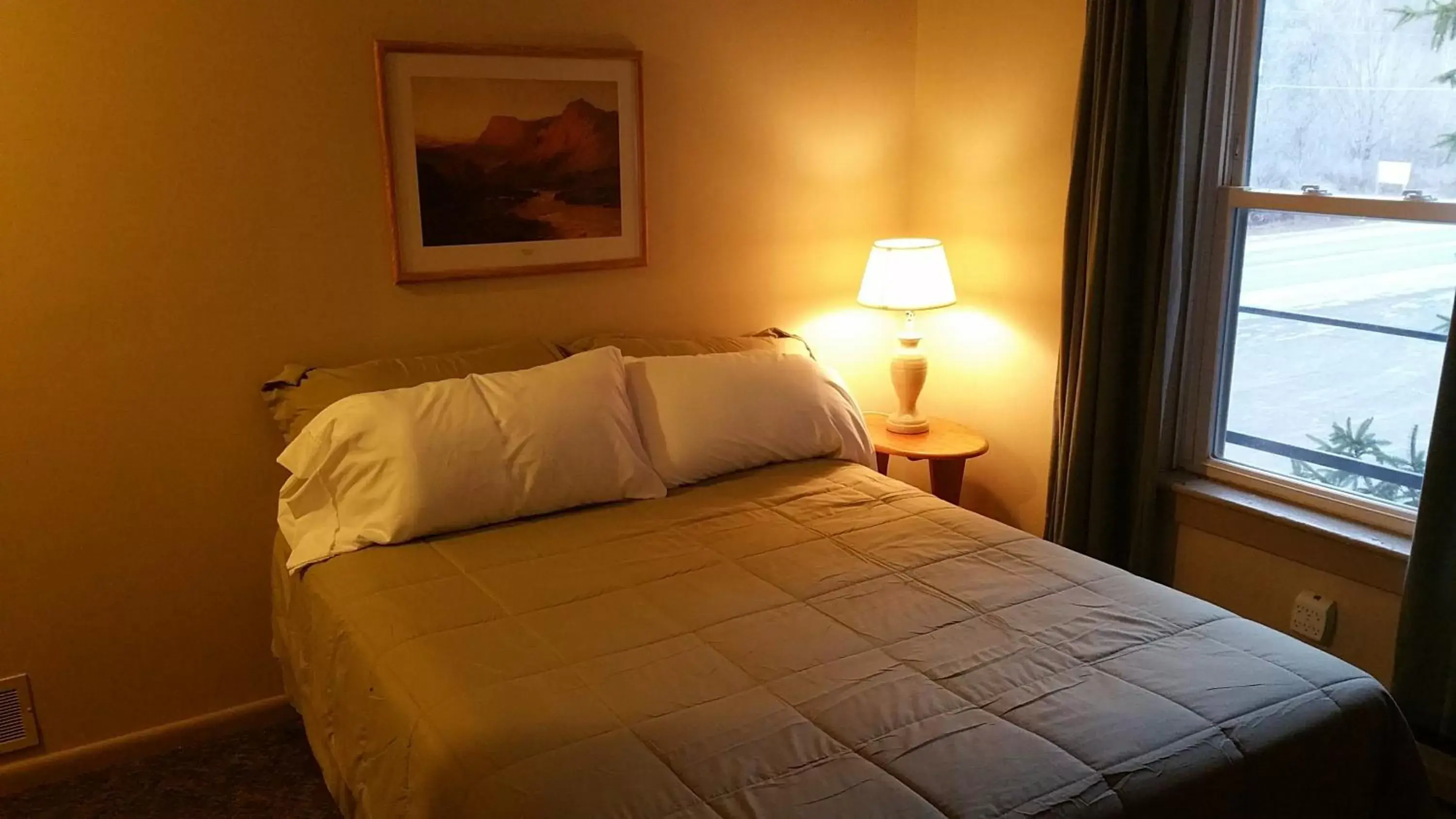 Queen Room in Coach Stop Motel Queen Room in Coach Stop Motel