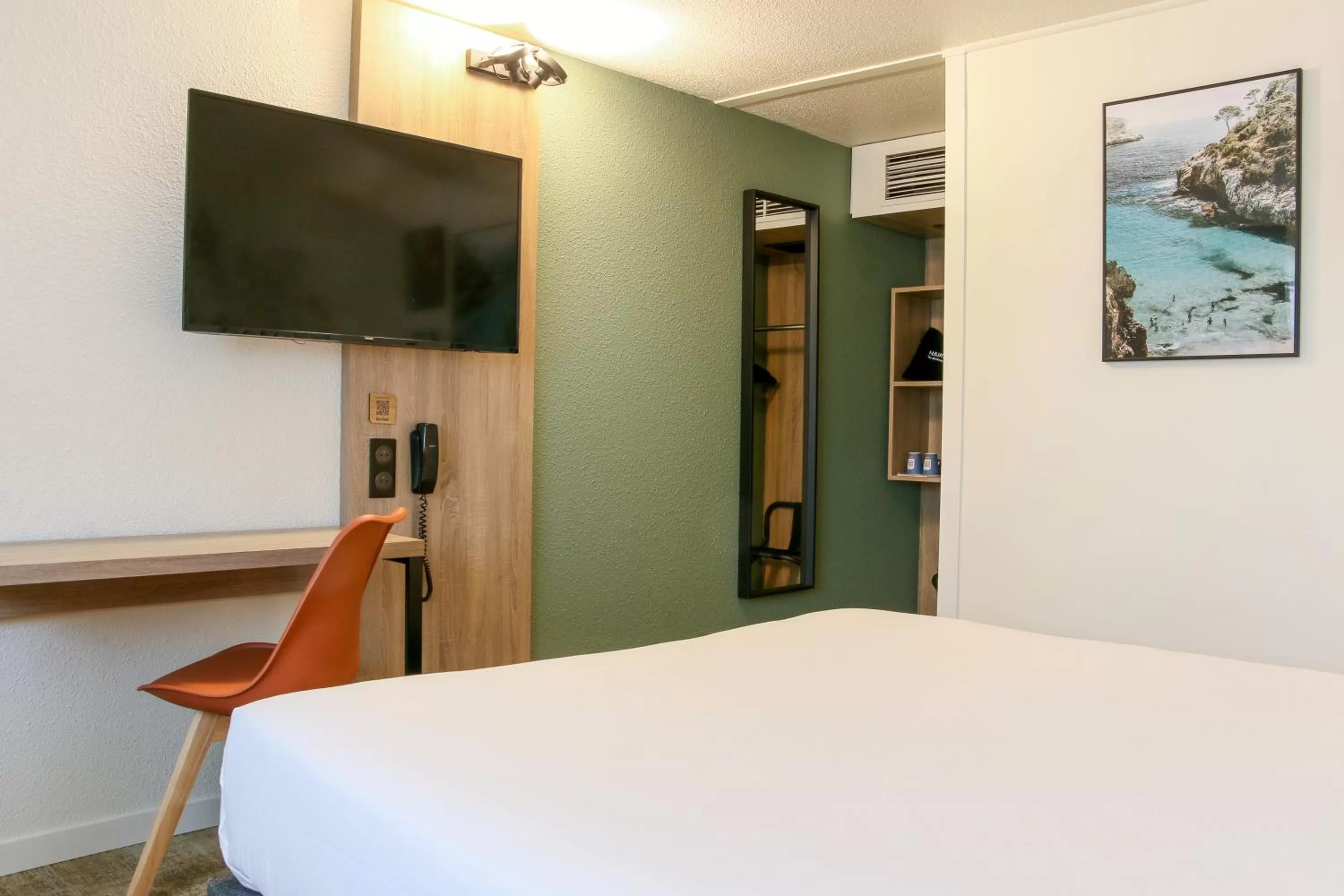 Bedroom, Bed in HÔTEL KYRIAD MARSEILLE - Vitrolles Aéroport