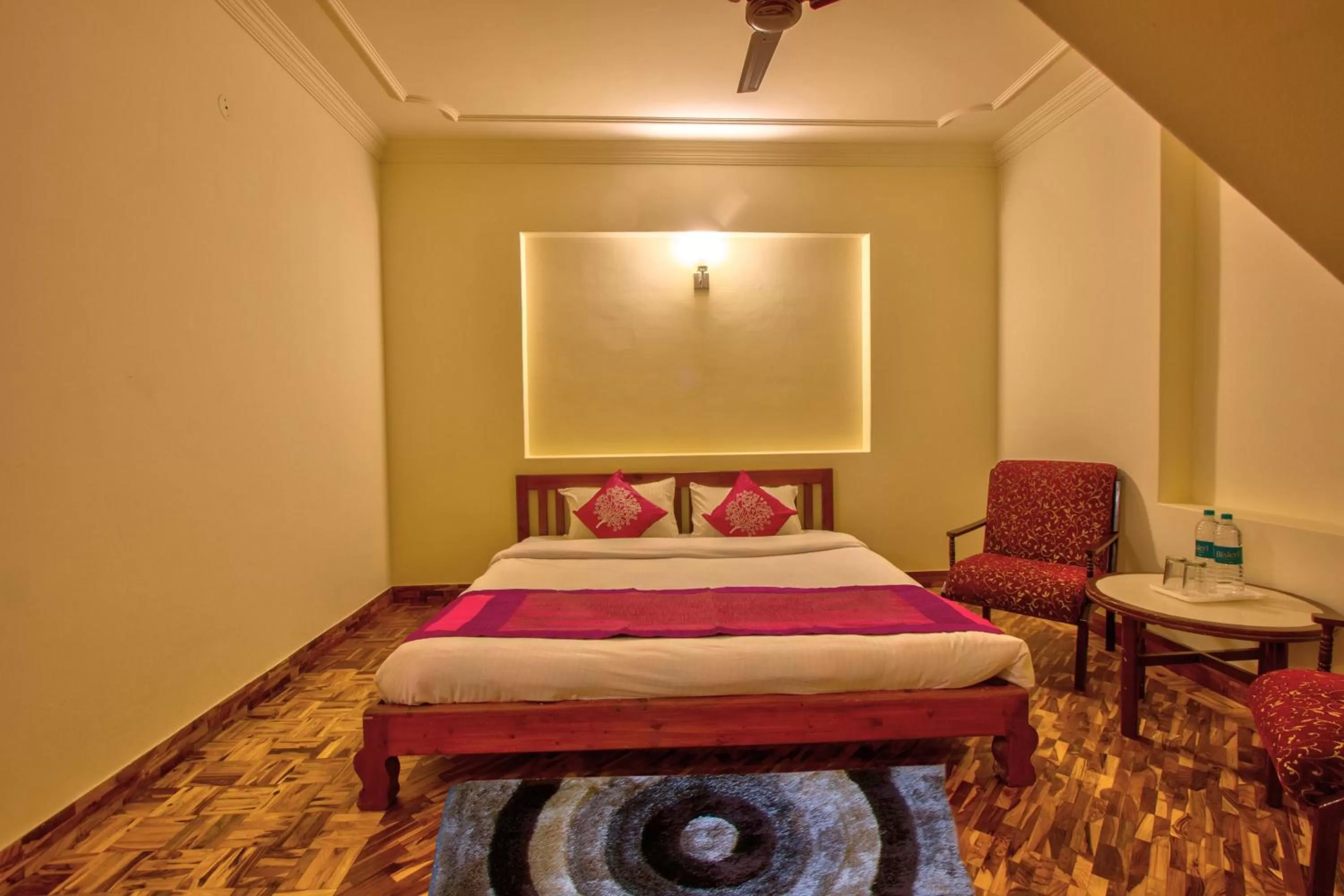 Photo of the whole room, Bed in Woodstock Inn Manali 800 Mtrs from Mall Road