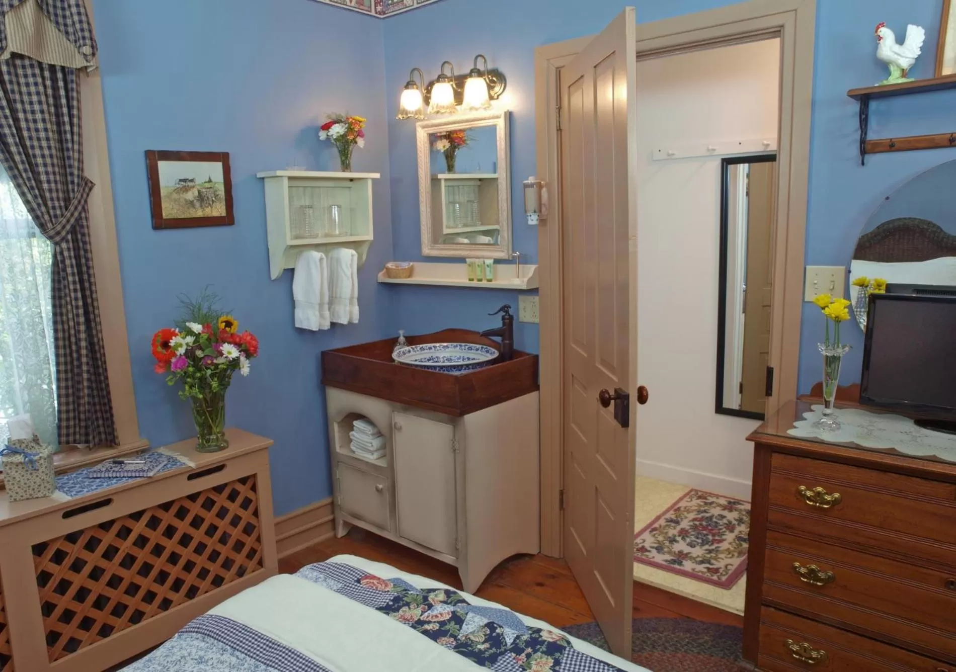 Bathroom, Bed in 1825 Inn Bed and Breakfast