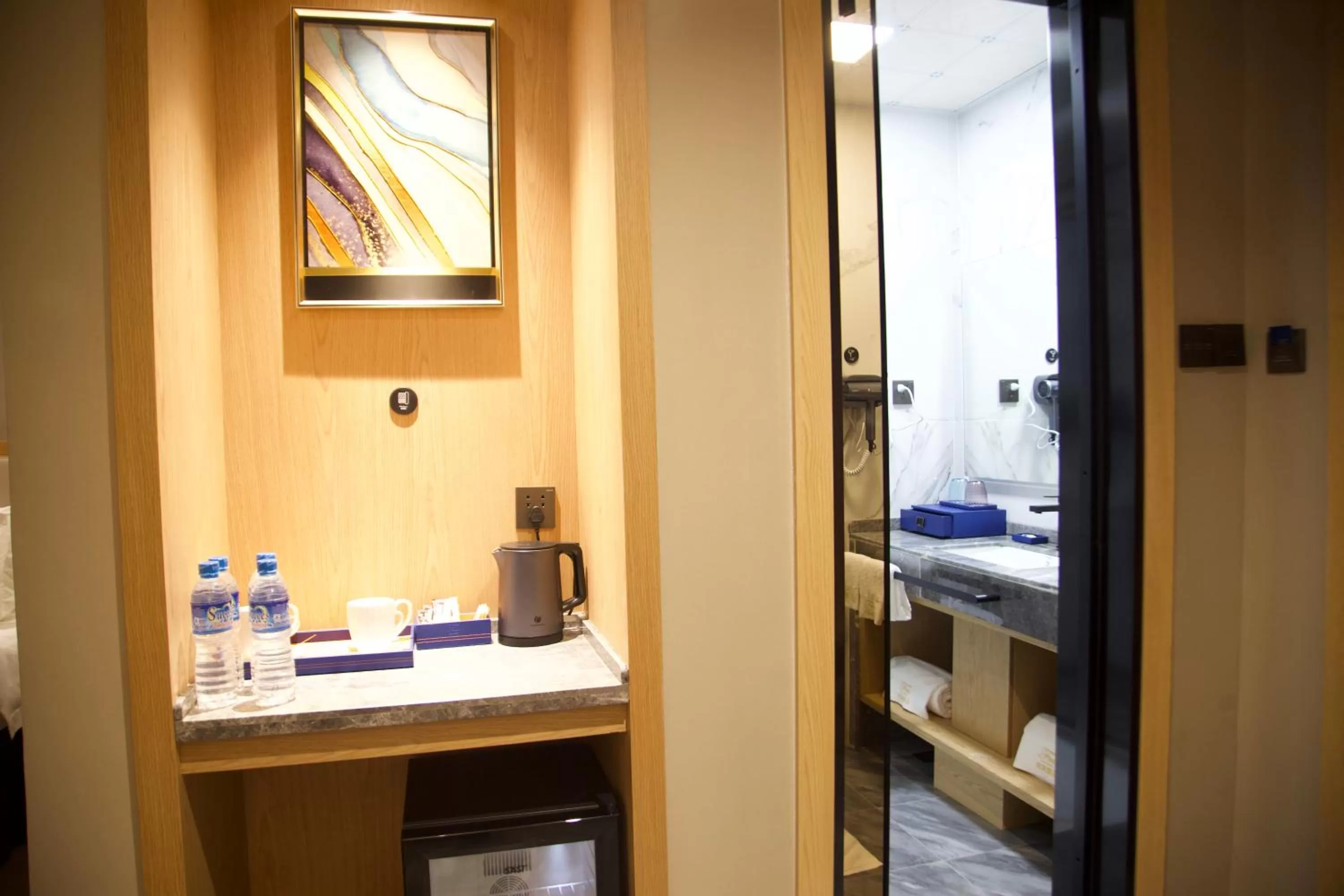 Coffee/tea facilities, Bathroom in Hôtel FAMILLE MONDIALE