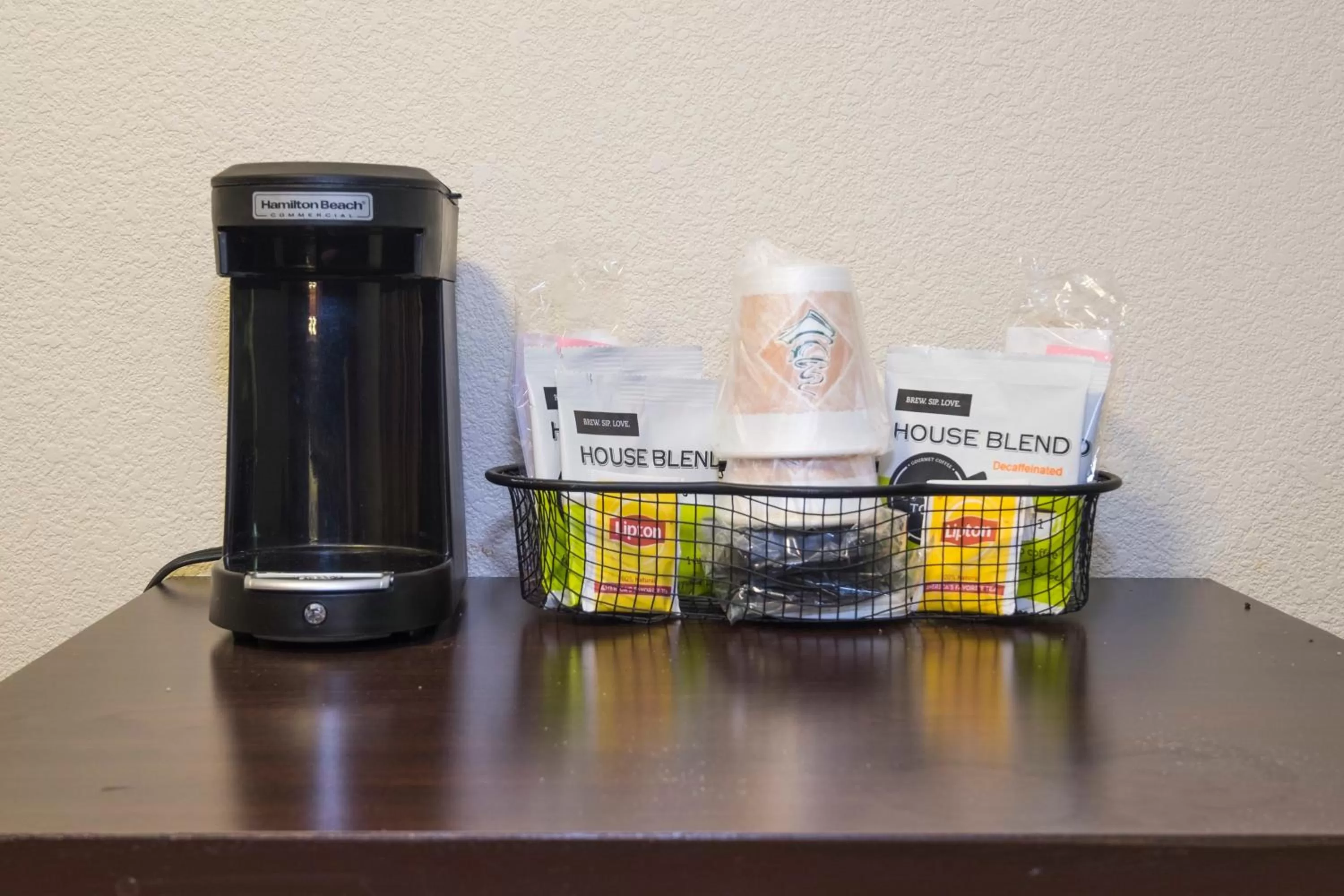 Coffee/tea facilities in Red Roof Inn Hampton Coliseum and Convention Center