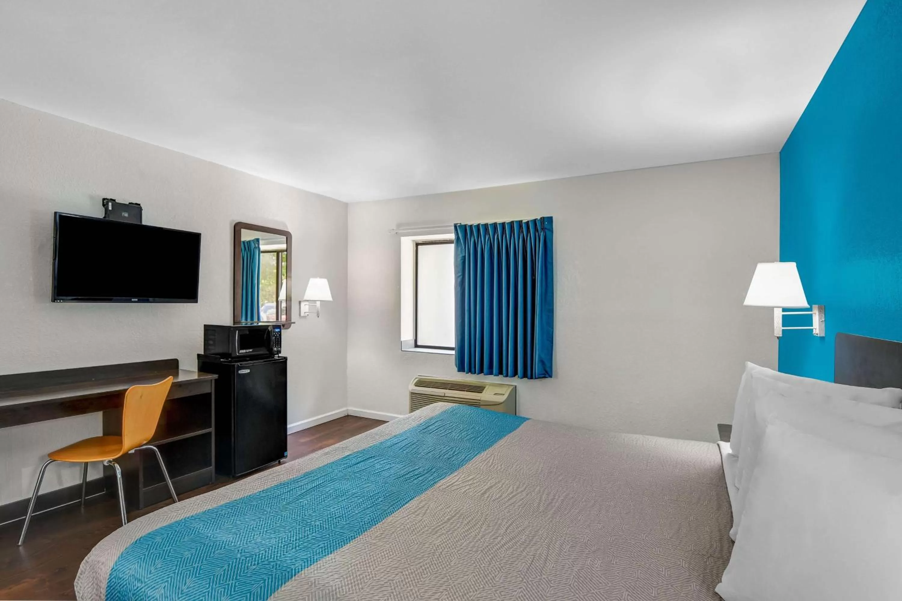 Photo of the whole room, Bed in Motel 6-Norcross, GA