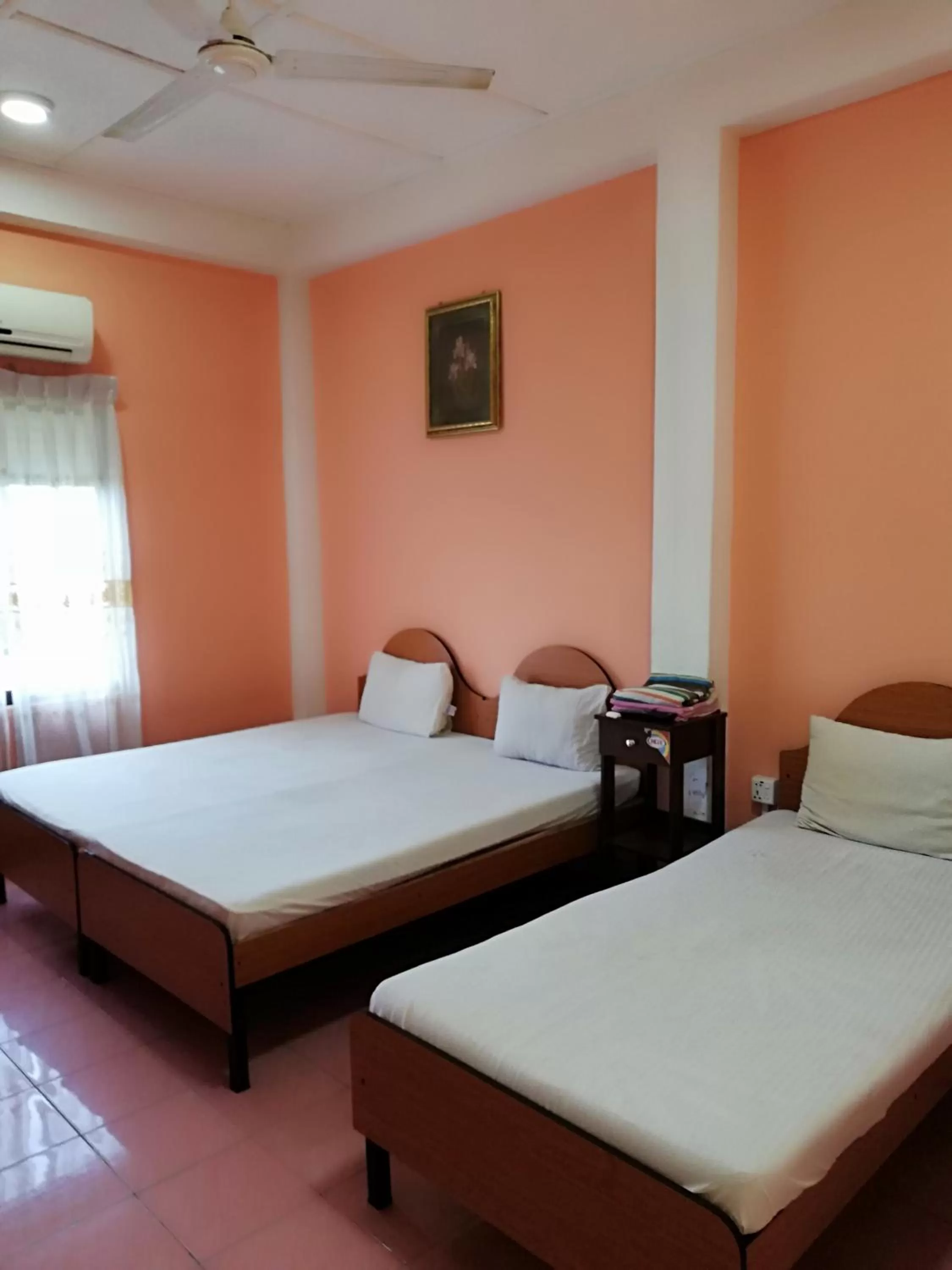 Photo of the whole room, Bed in Sunshine Hotel