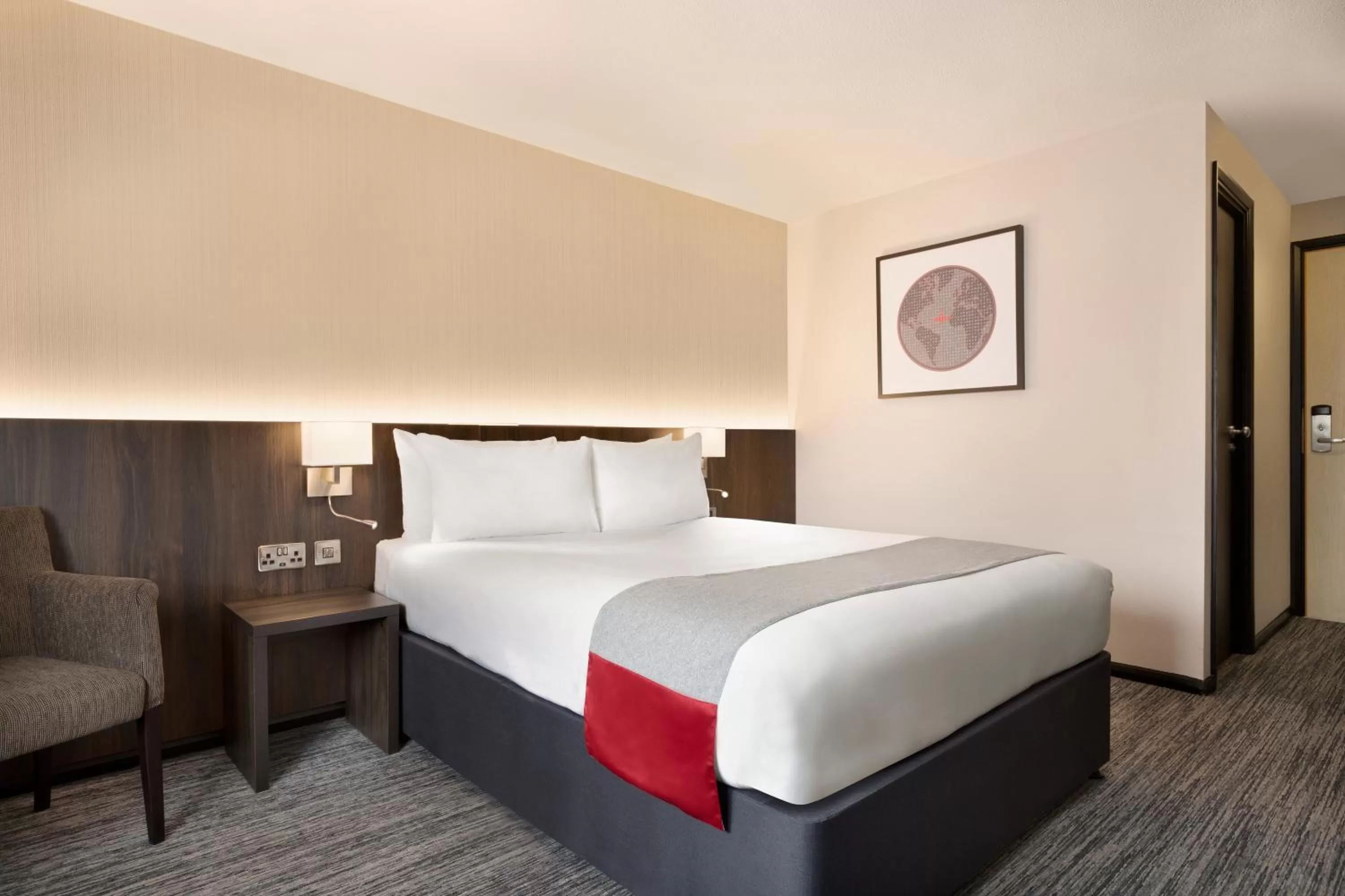 Photo of the whole room, Bed in Ramada Bristol West