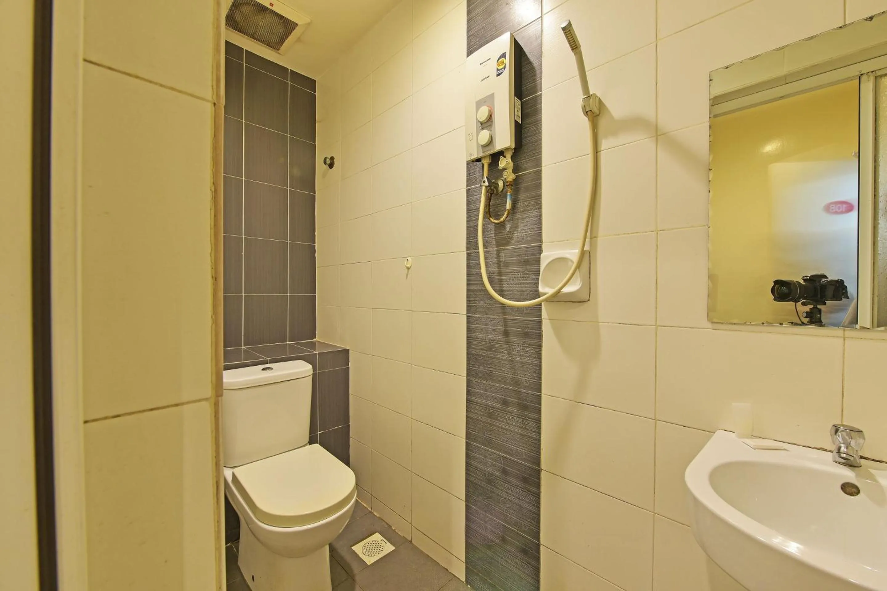 Bathroom in OYO 90853 New Soho Hotel