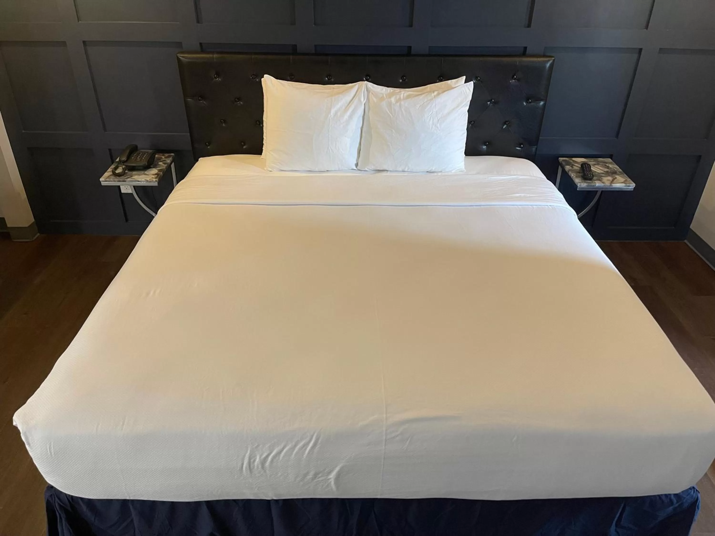 Bedroom, Bed in Chateau Hotel and Conference Center