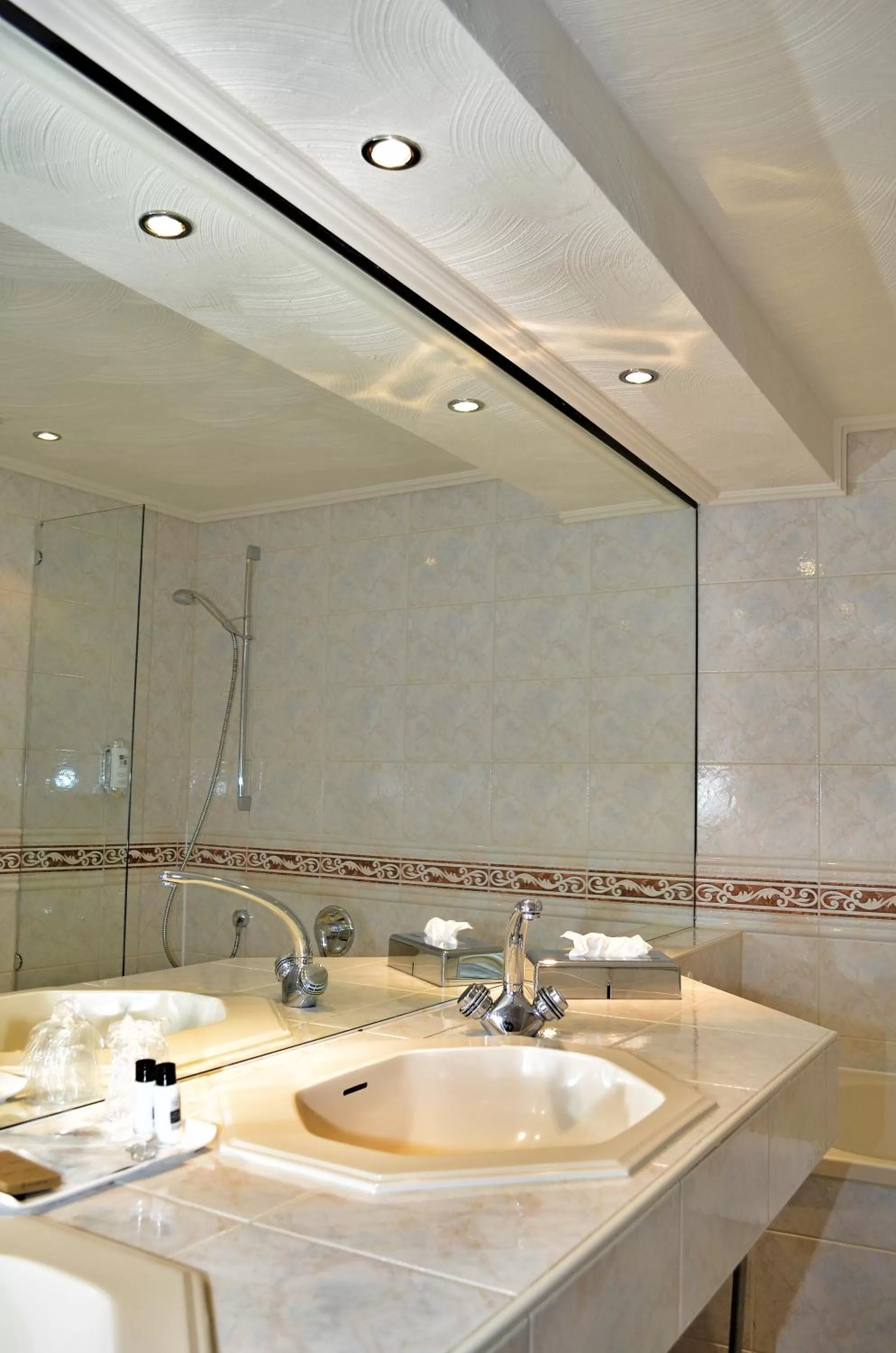 Shower in Horchem Hotel-Restaurant-Café-Bar