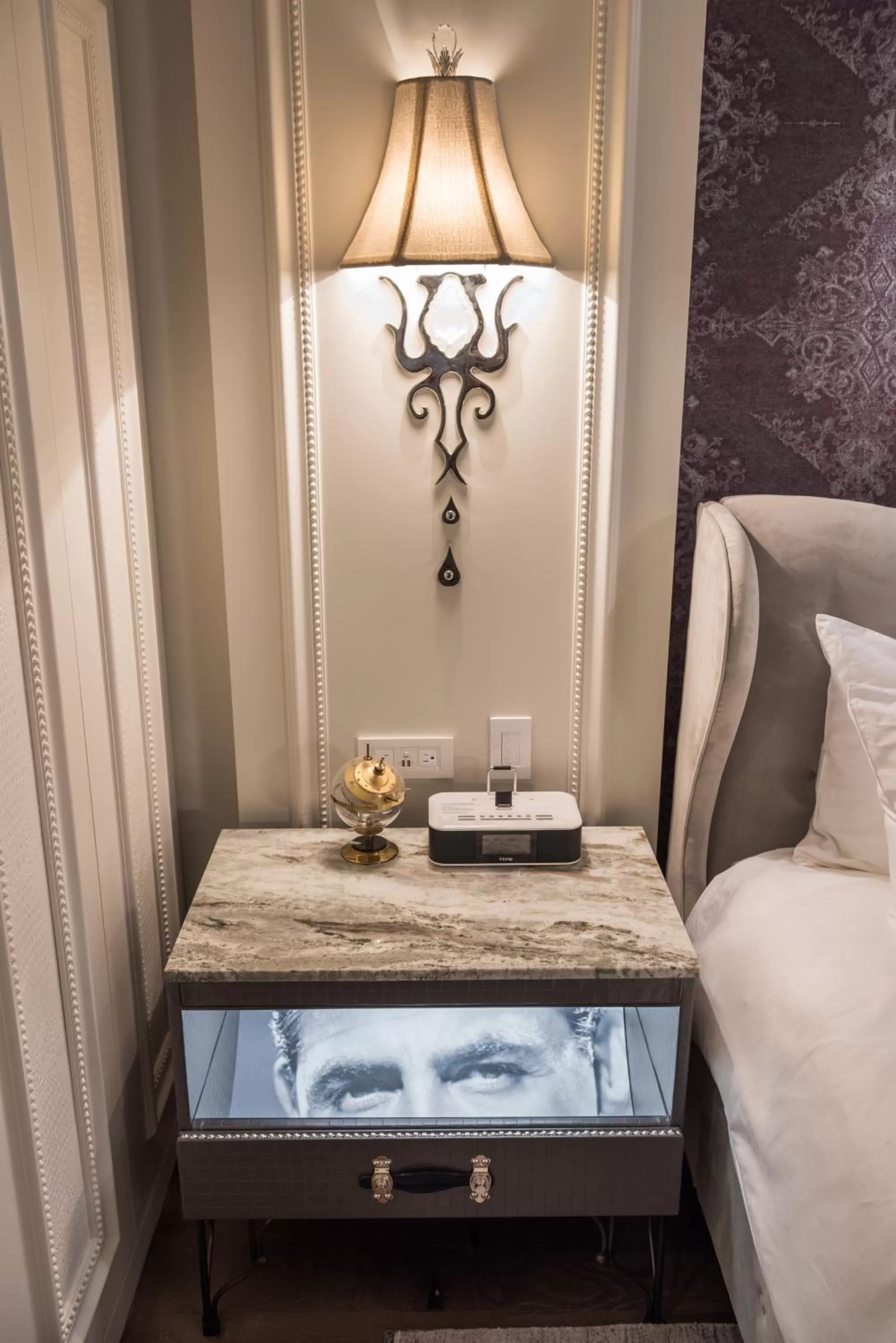 TV and multimedia, Bed in The Ivey's Hotel