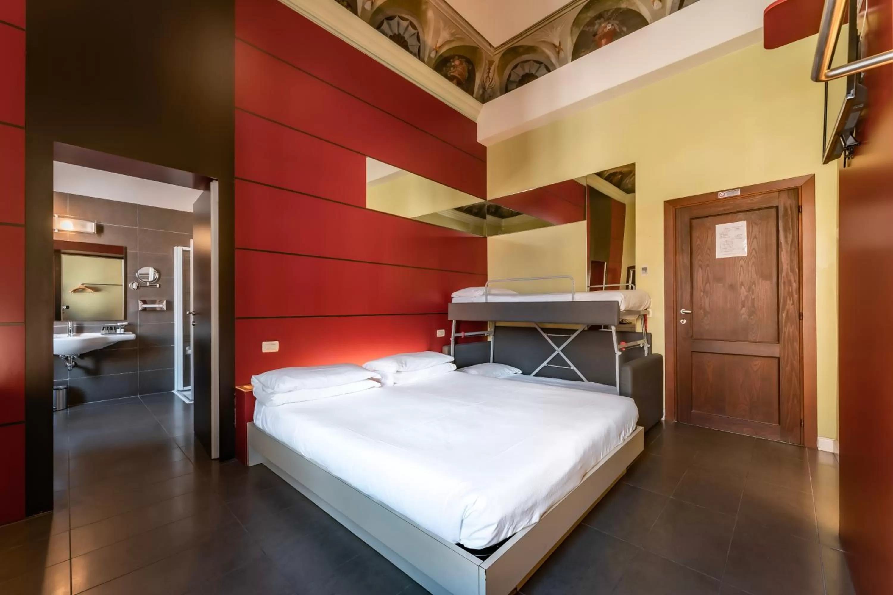 Photo of the whole room, Bed in Sogno di Giulietta e Romeo