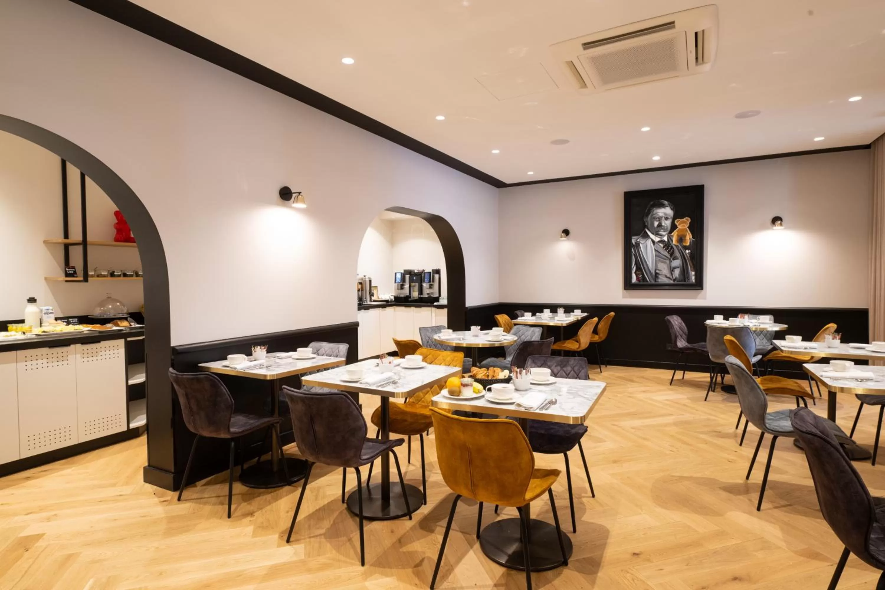 Buffet breakfast in Hôtel Le Roosevelt Lyon