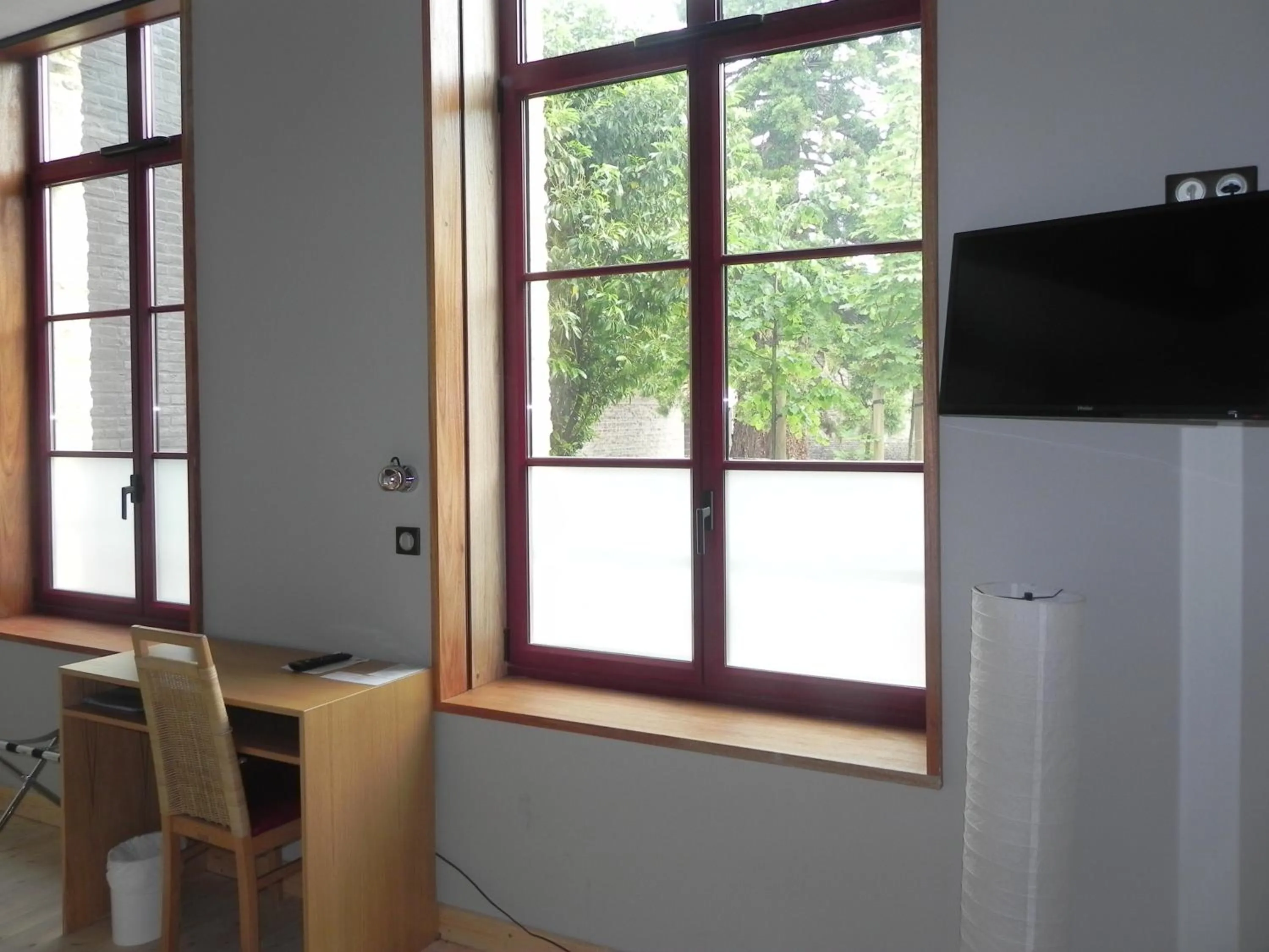 TV and multimedia in Hôtel - Restaurant Au Tonnelier