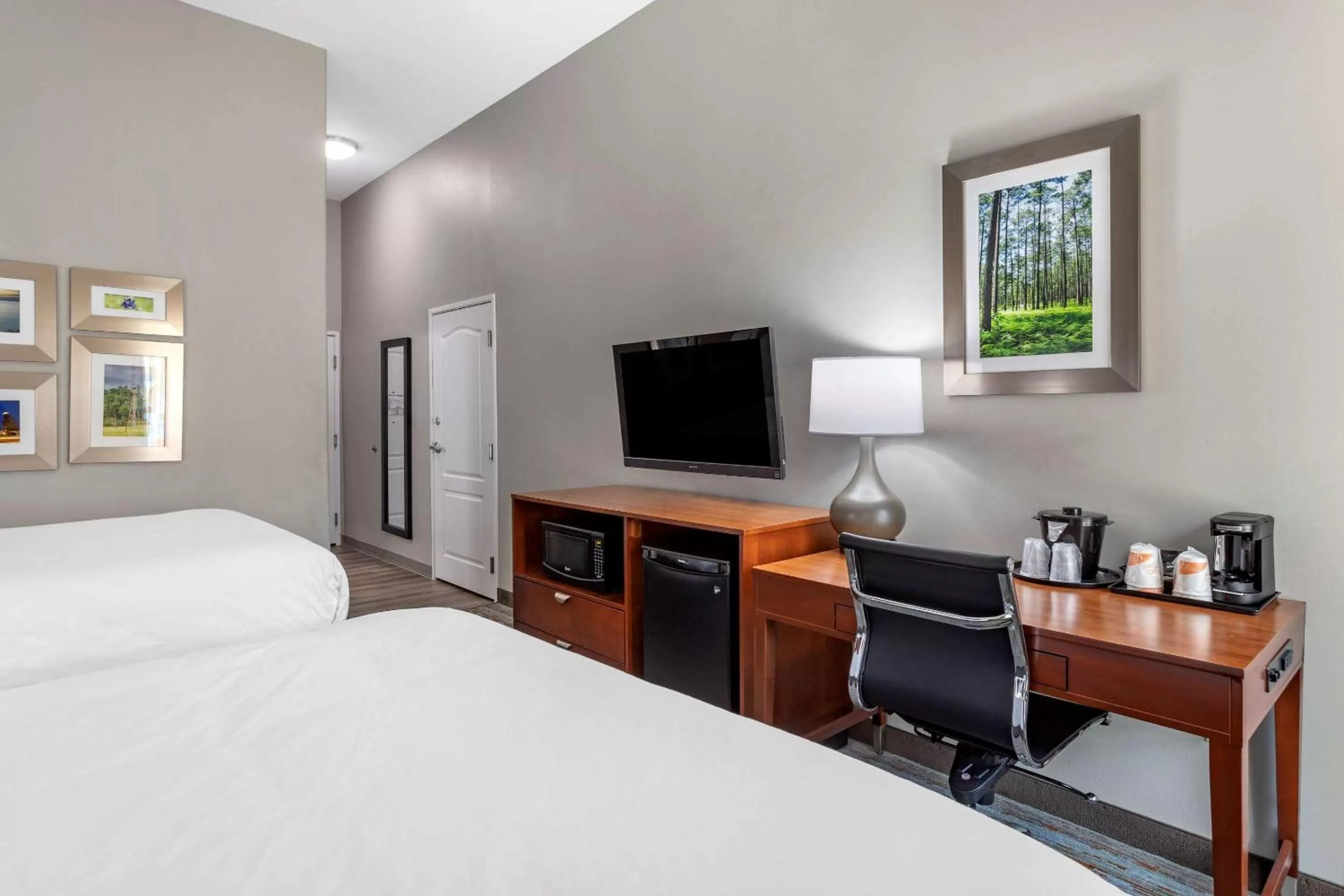 Photo of the whole room, Bed in Comfort Inn & Suites Cleveland TX