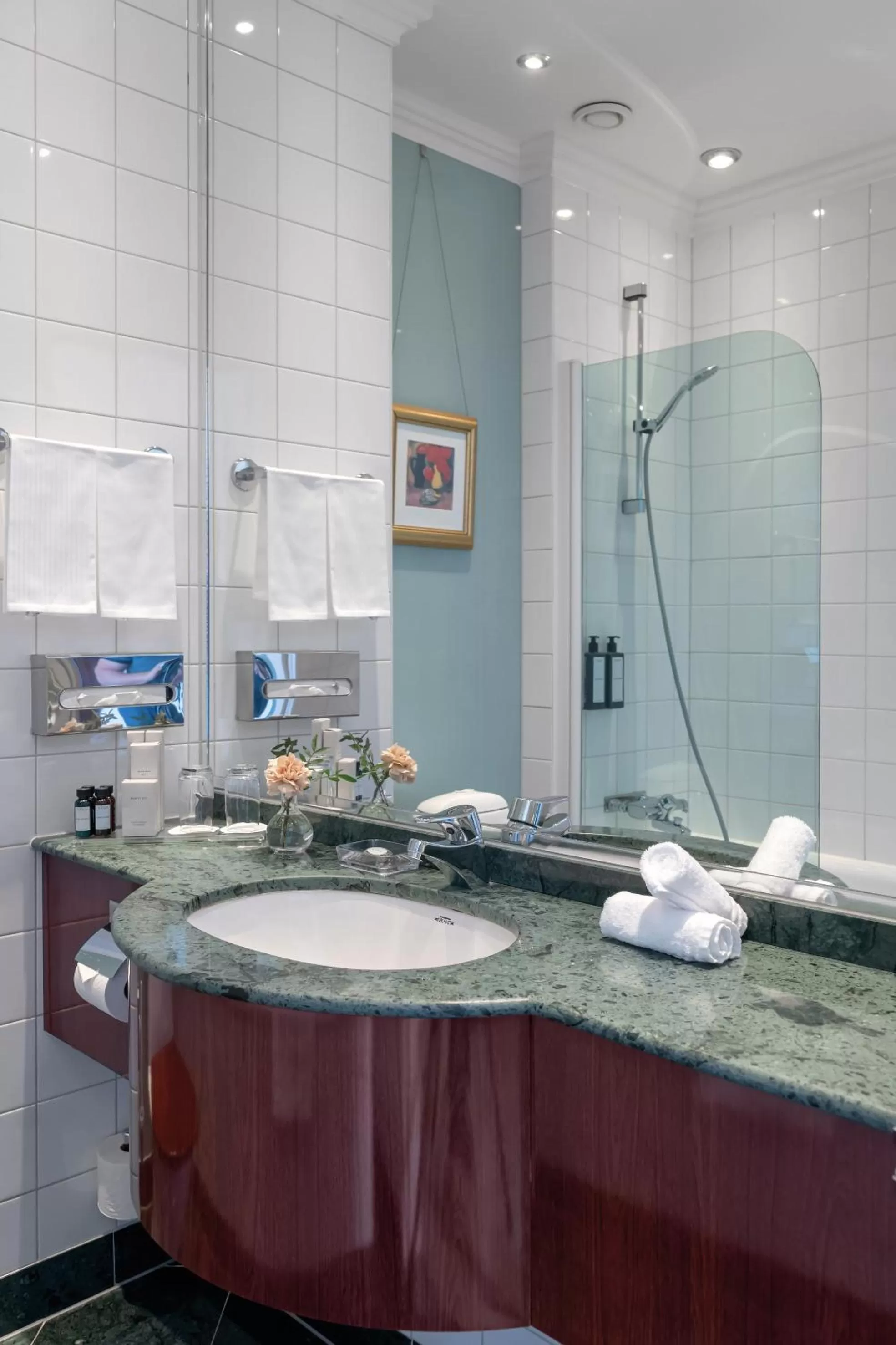 Bathroom in Elite Plaza Hotel