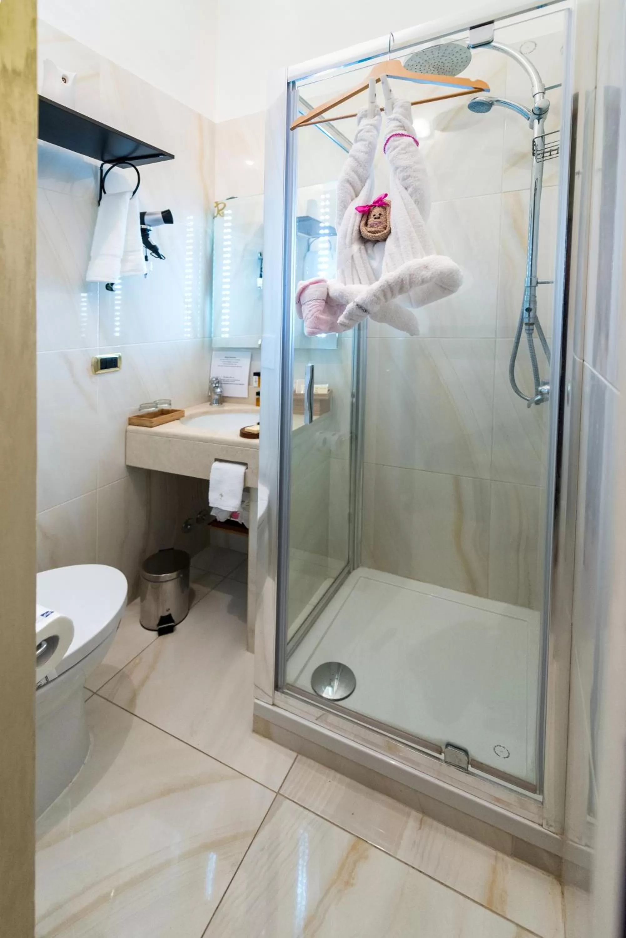 Shower in B&B Roma Royal Residence