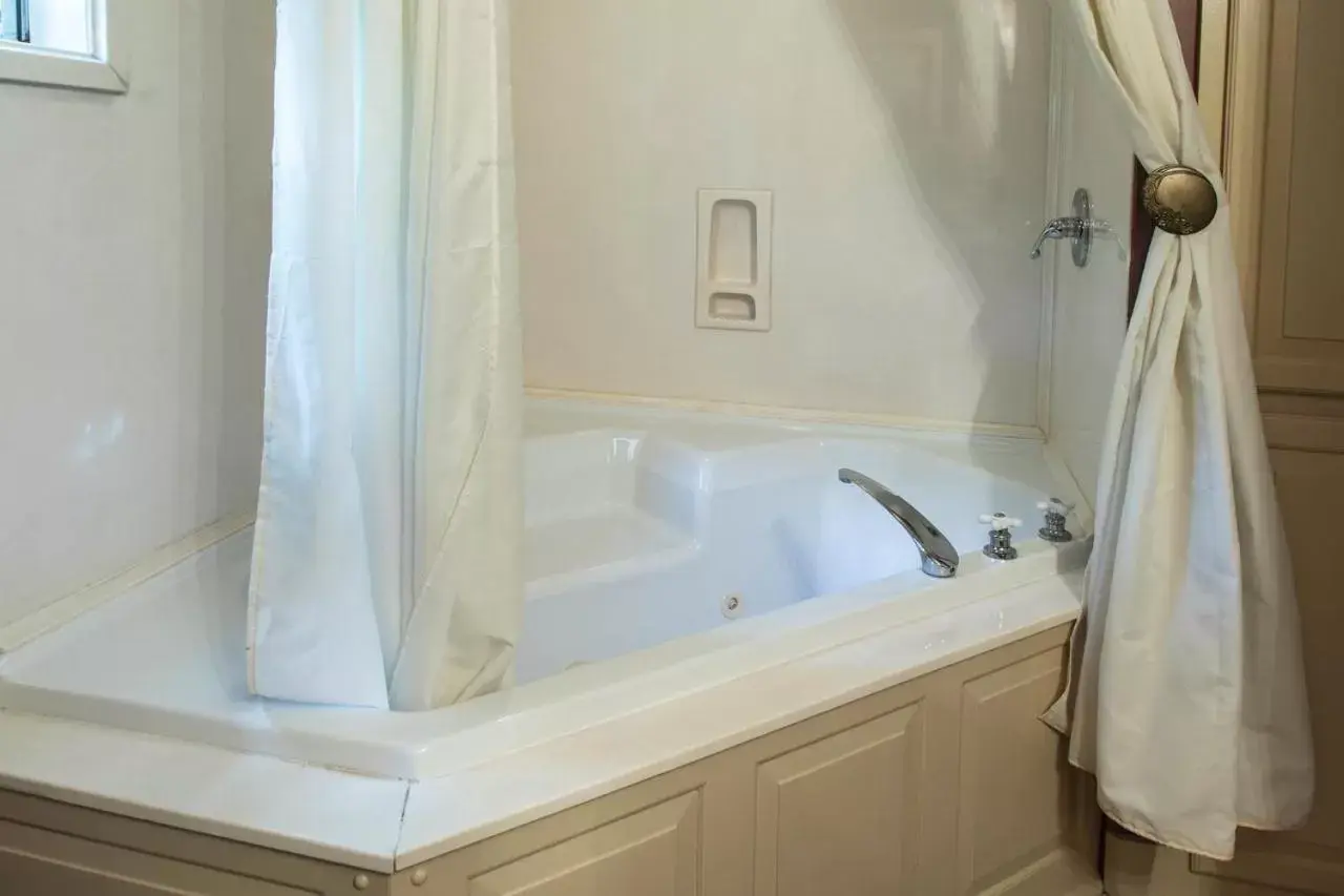 Queen Suite in Hidden Springs Bed and Breakfast Queen Suite in Hidden Springs Bed and Breakfast