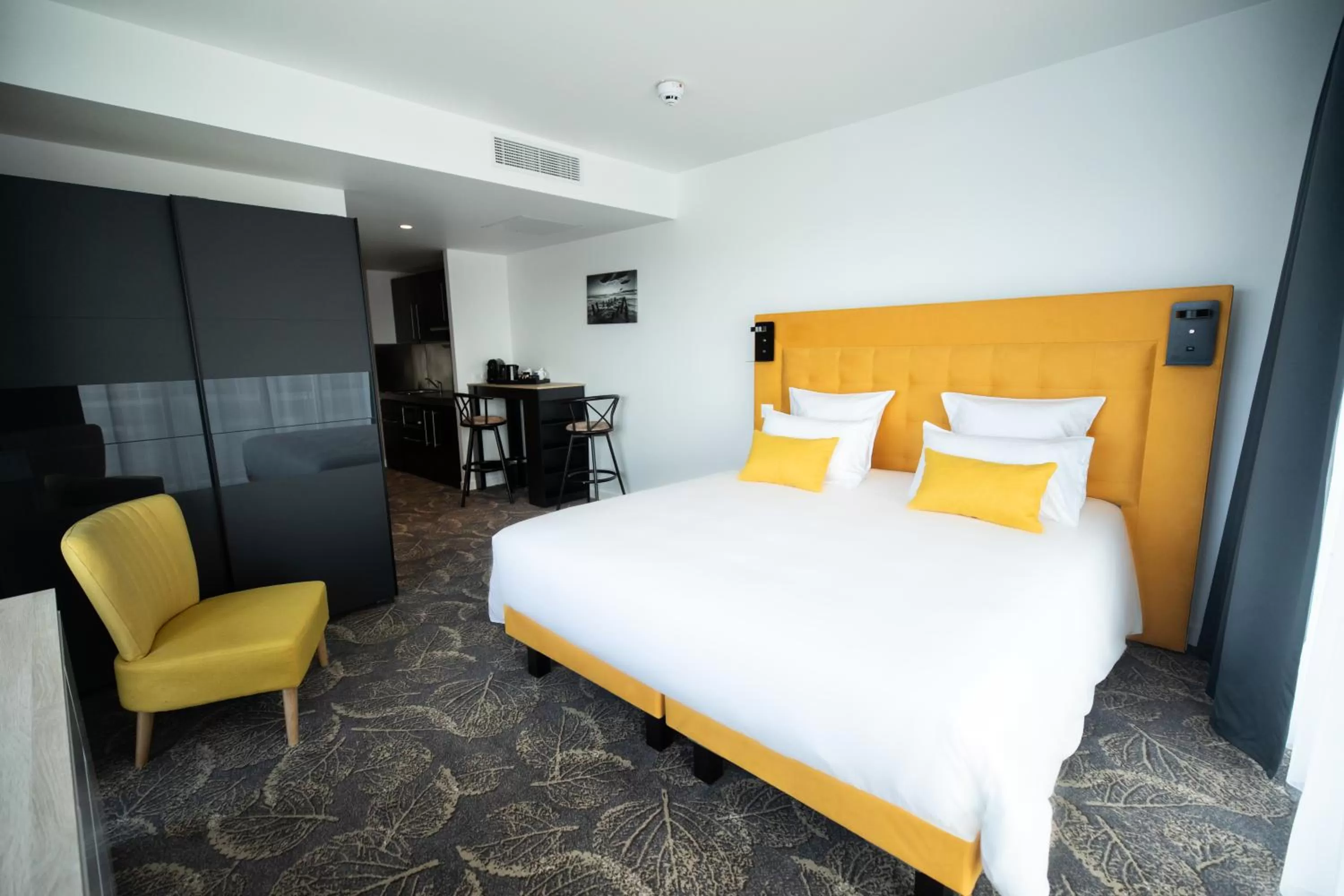 Photo of the whole room, Bed in Le Barracuda & Spa, Centre Port, pieds dans l'eau, vue mer