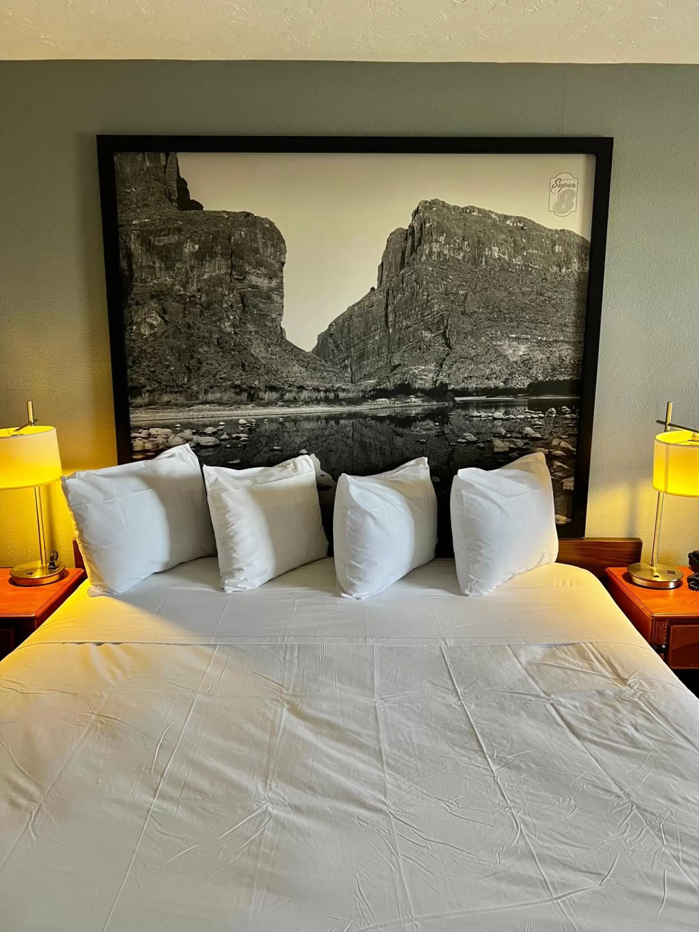 1 King Bed, Mobility Accessible Room, Bathtub w/ Grab Bars, Smoking in Super 8 by Wyndham Sealy 1 King Bed, Mobility Accessible Room, Bathtub w/ Grab Bars, Smoking in Super 8 by Wyndham Sealy