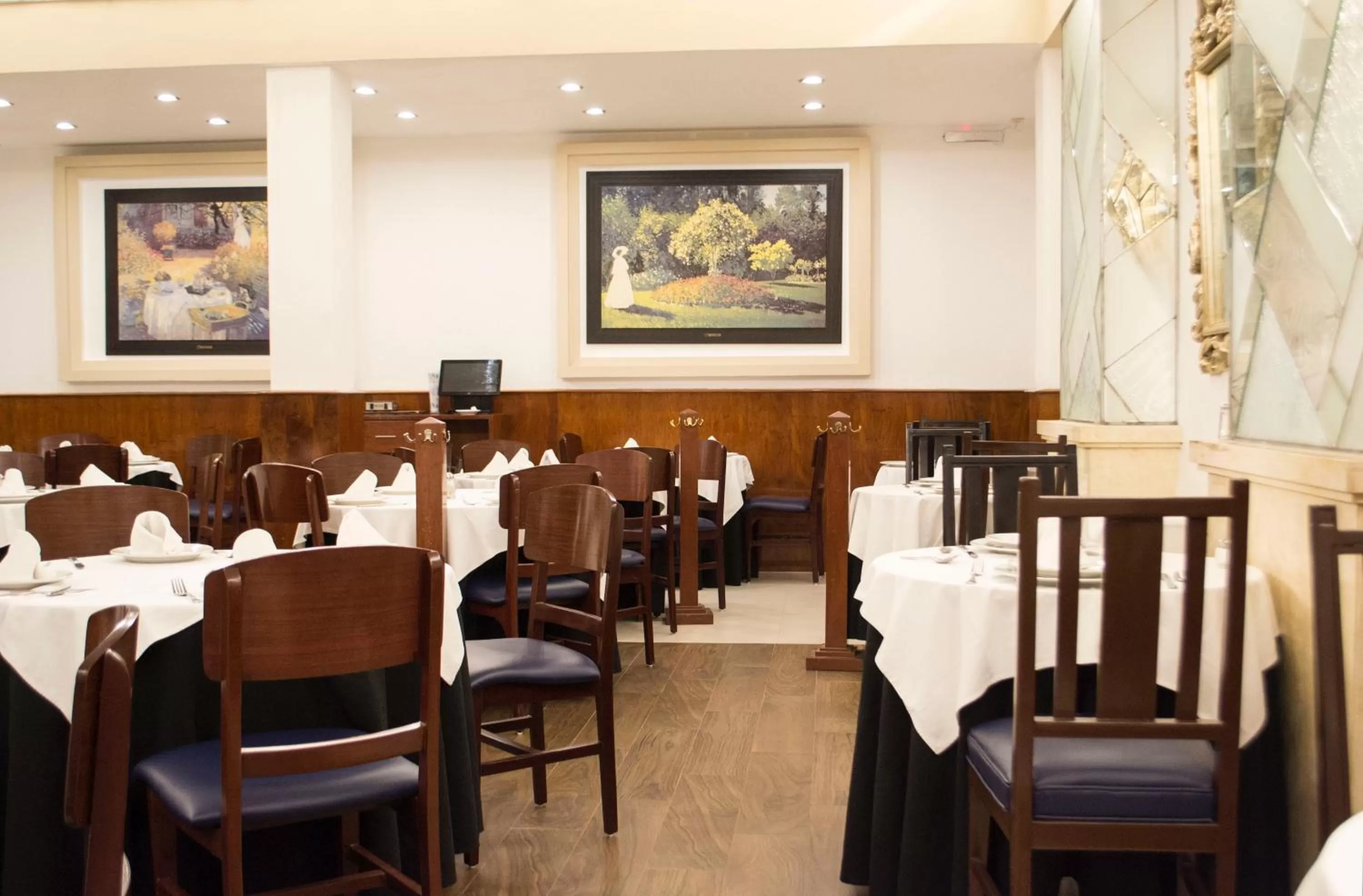 Restaurant/places to eat in Hotel Leon