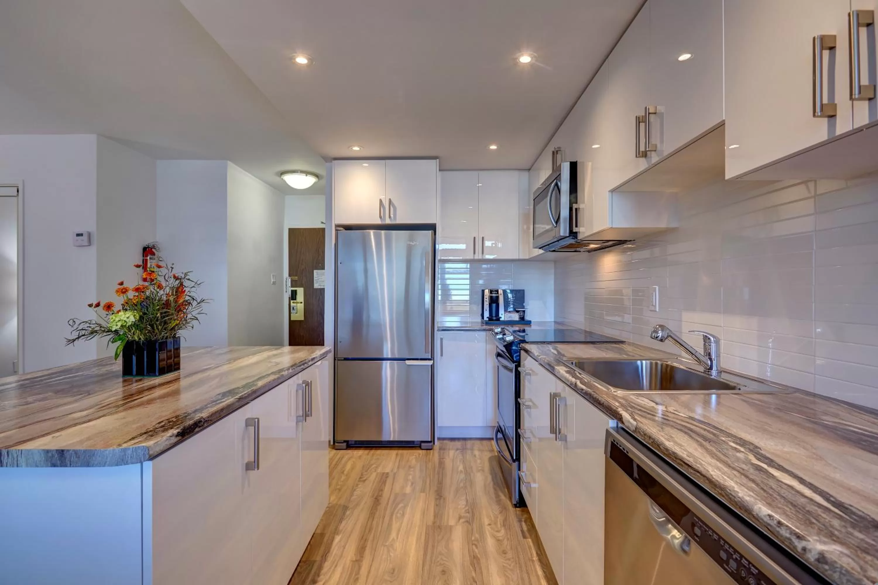 Kitchen or kitchenette in Town Inn Suites Hotel