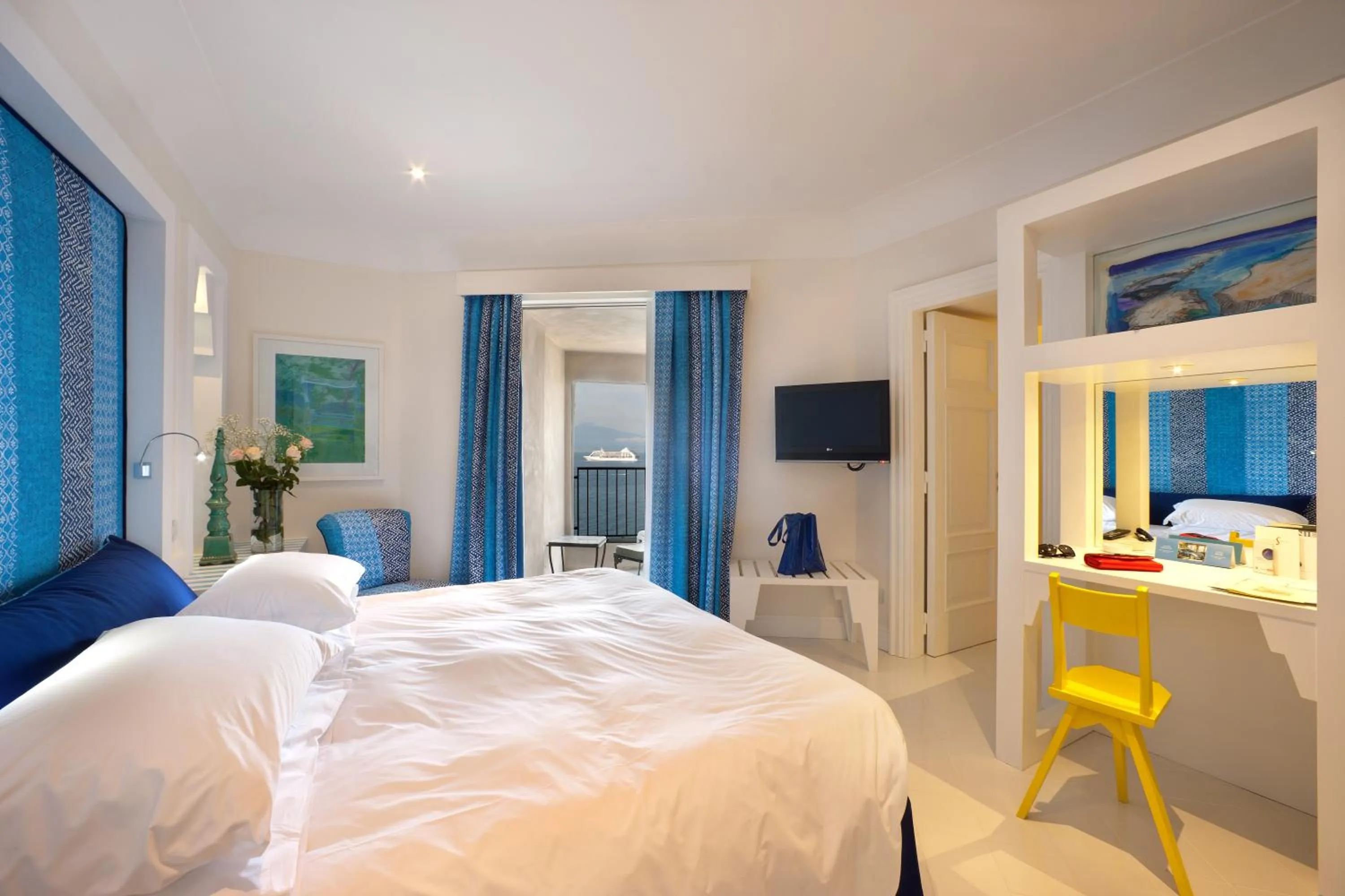 Photo of the whole room, Bed in Bellevue Syrene