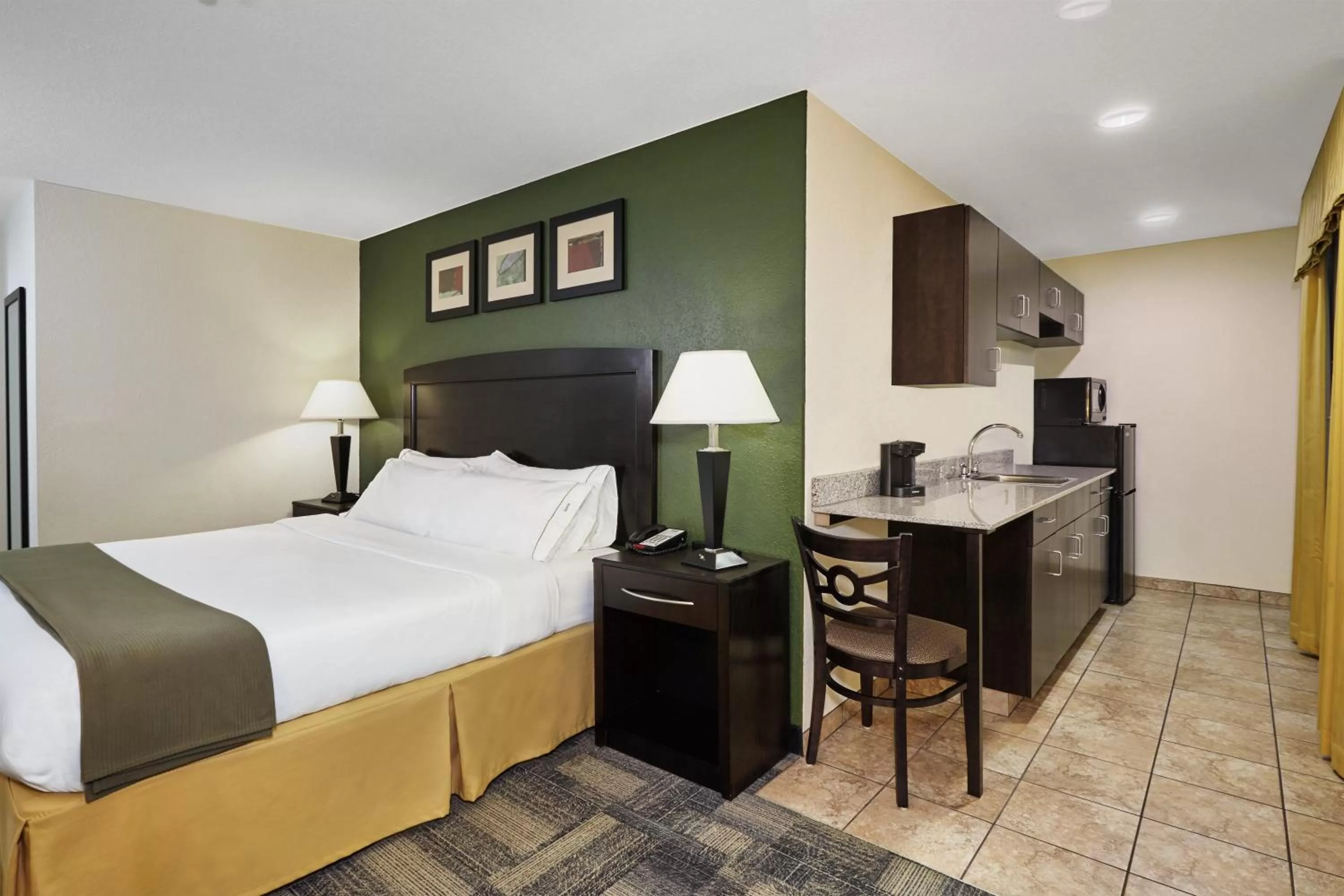 Bedroom, Bed in Holiday Inn Express Pekin - Peoria Area by IHG