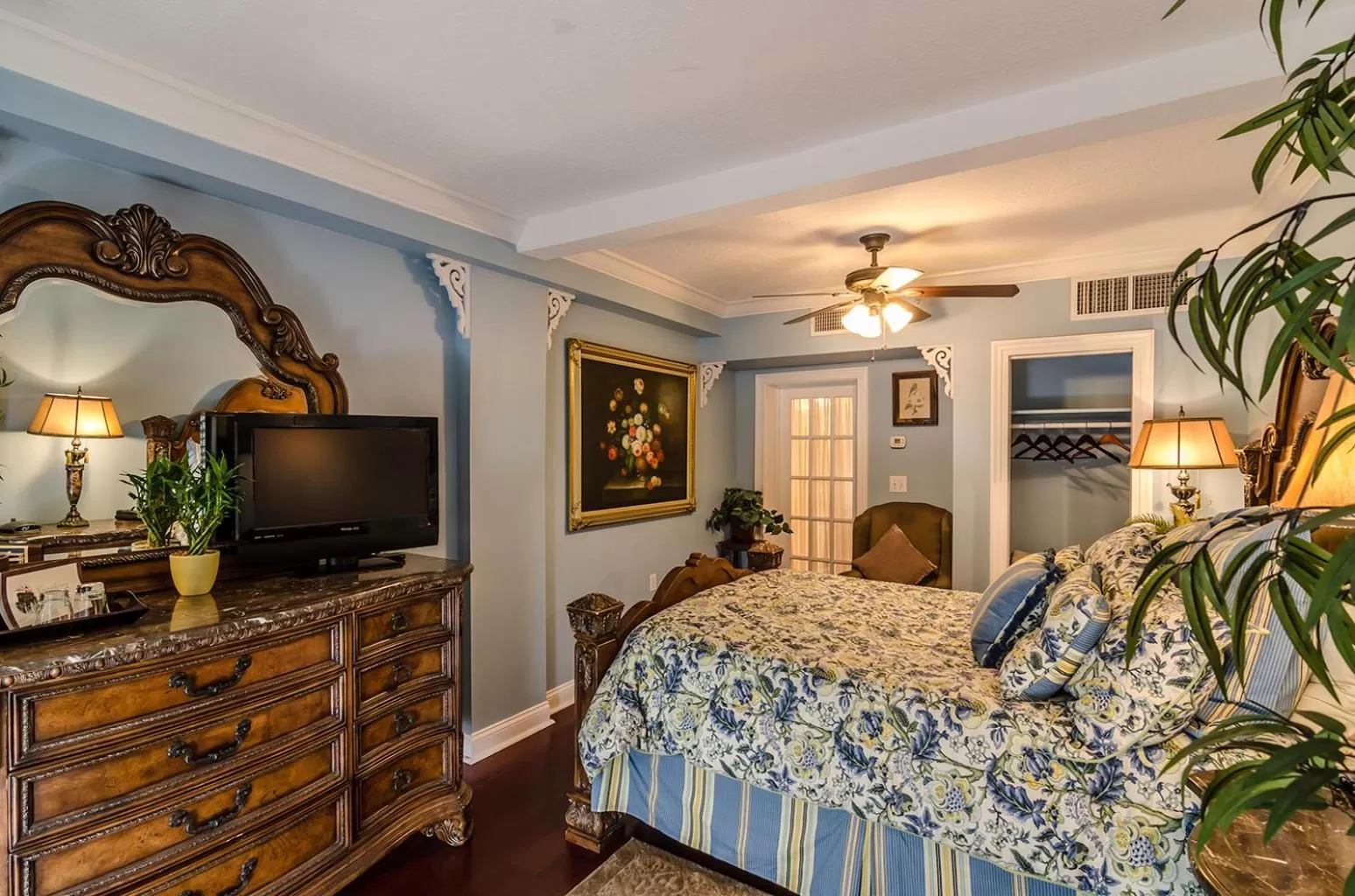 Bed in Casablanca Inn on the Bay