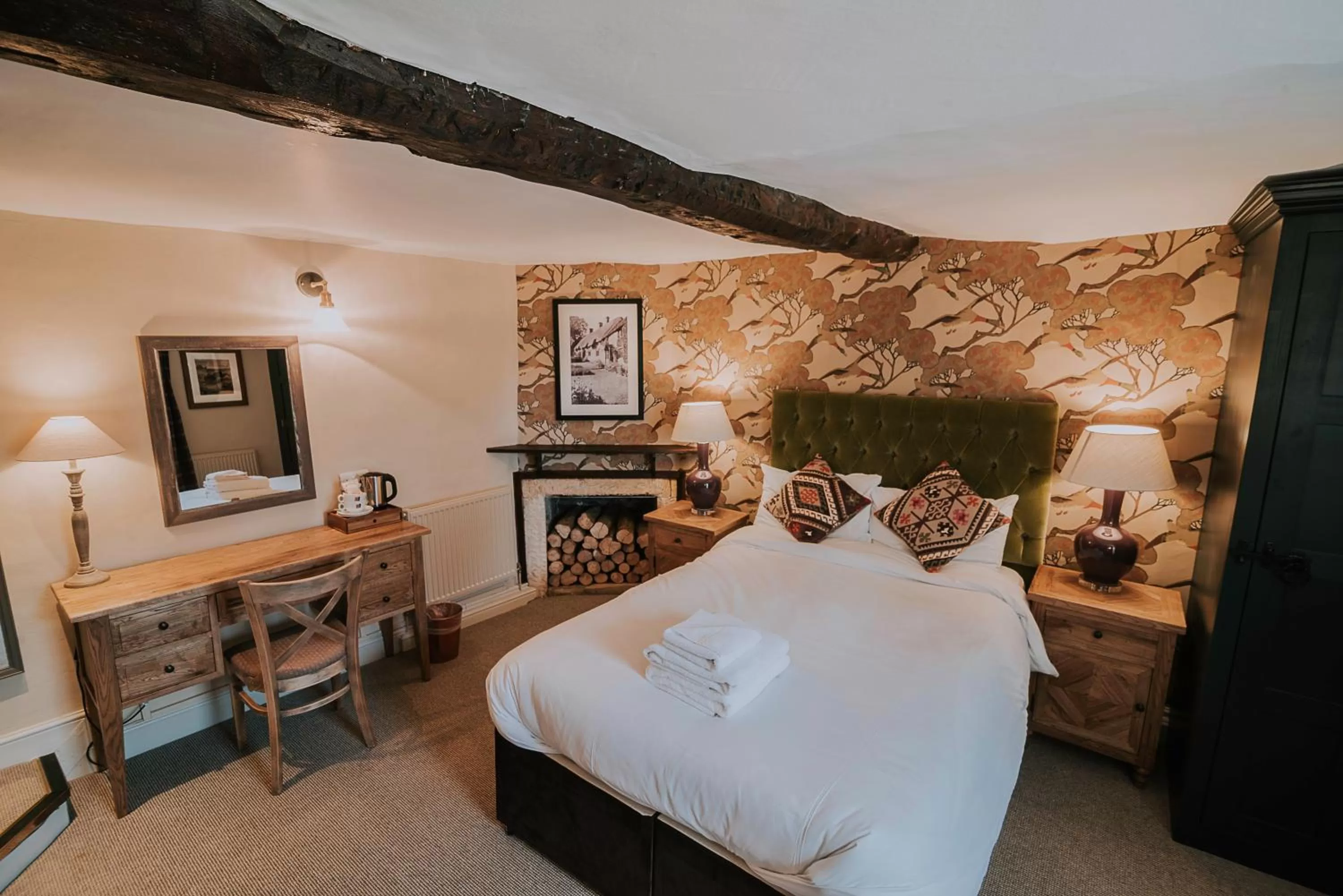 Bedroom, Bed in The Falkland Arms