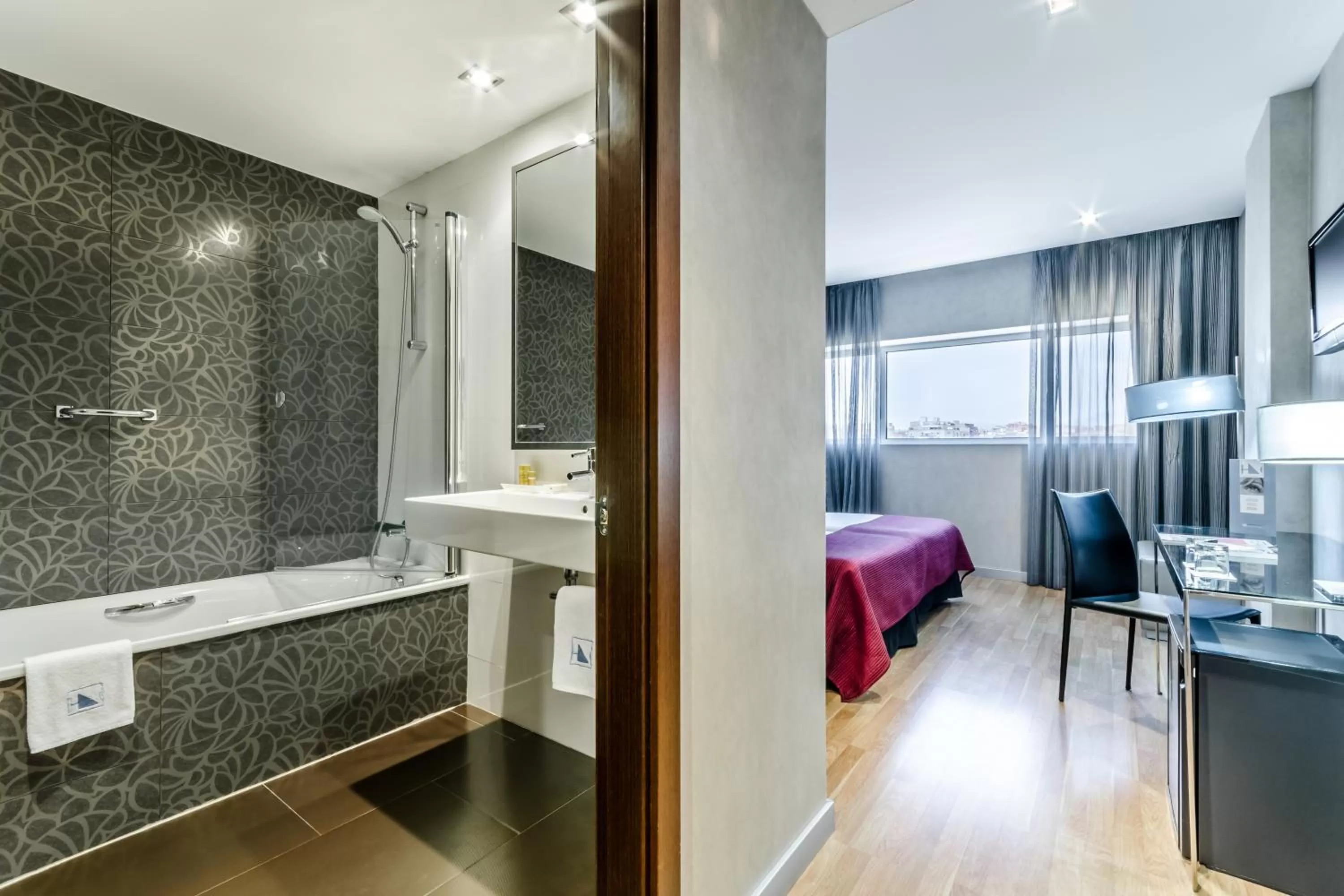 Shower, Bed in Eurostars Executive