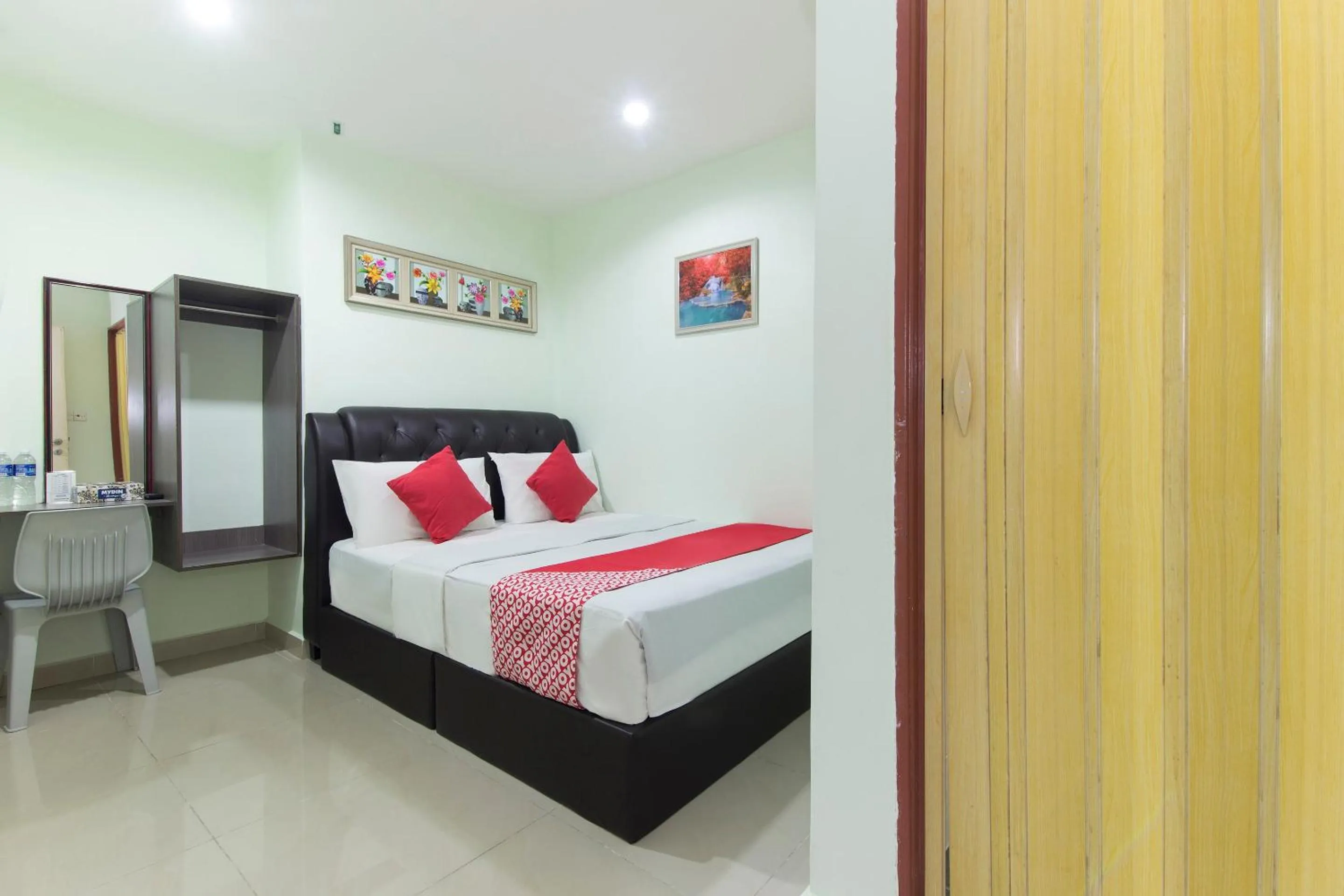 Bedroom, Bed in OYO 444 KL Empire Hotel