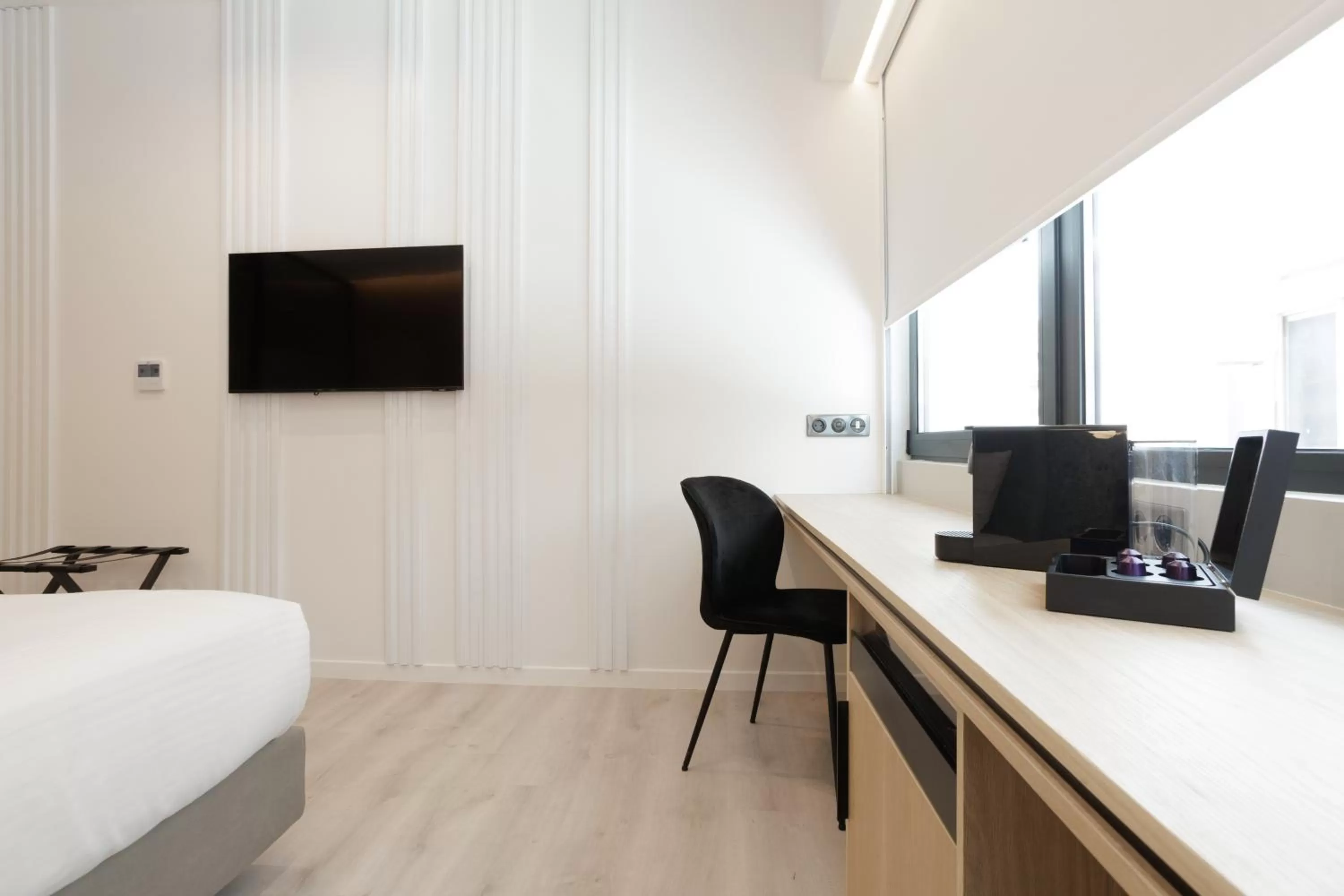 Bed, TV/Entertainment Center in LUX&EASY Signature Syngrou 234