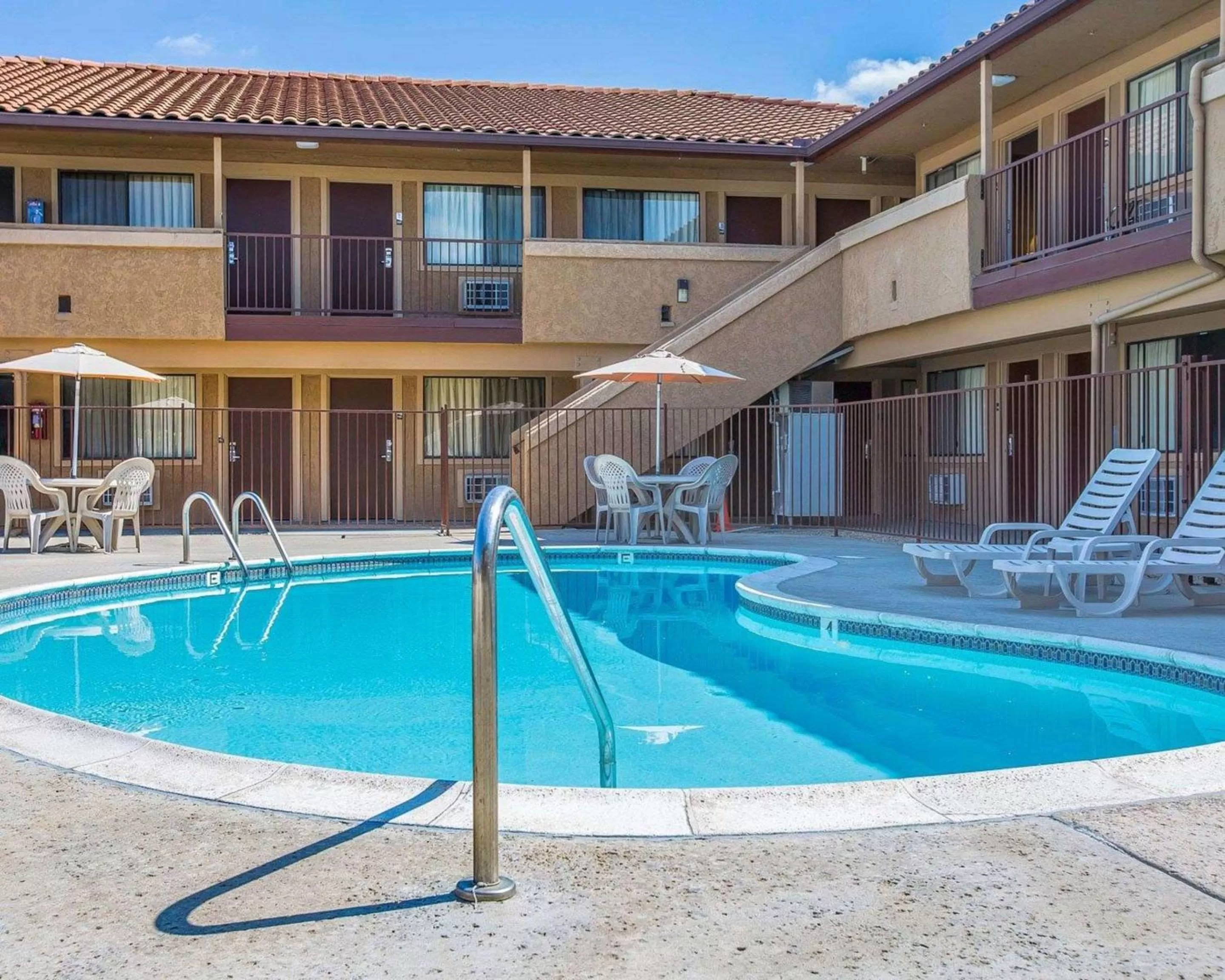Swimming pool in Rodeway Inn Santee San Diego East