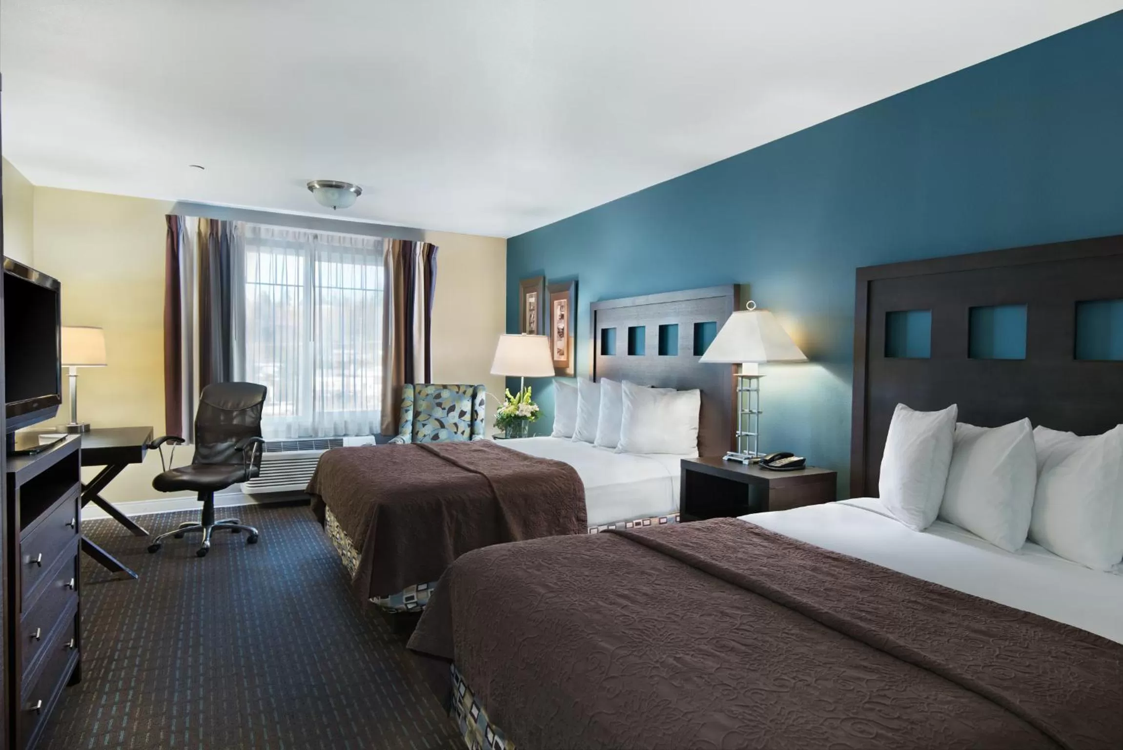 TV and multimedia, Bed in Oxford Suites Silverdale