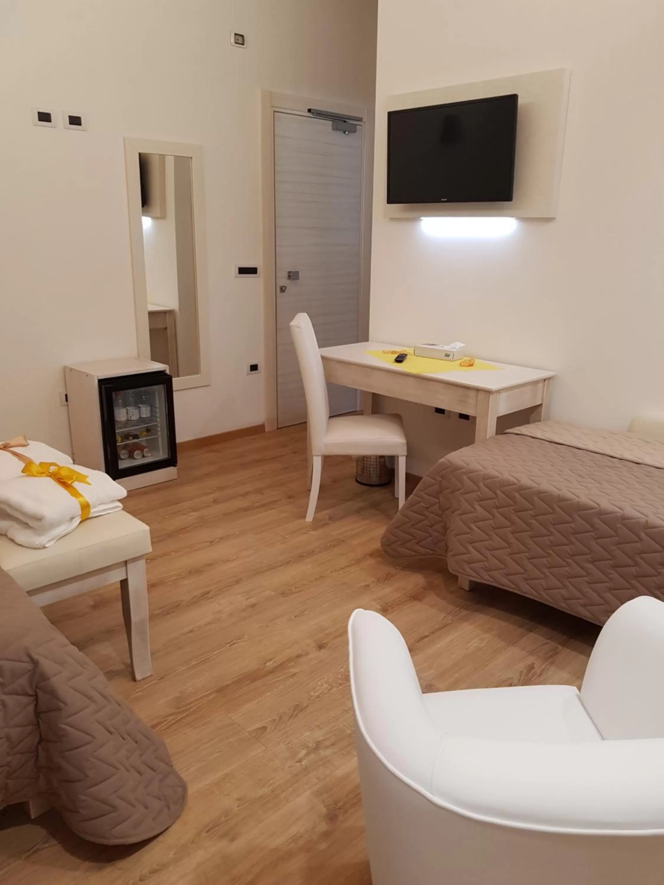 Bed, TV/Entertainment Center in San Pietro