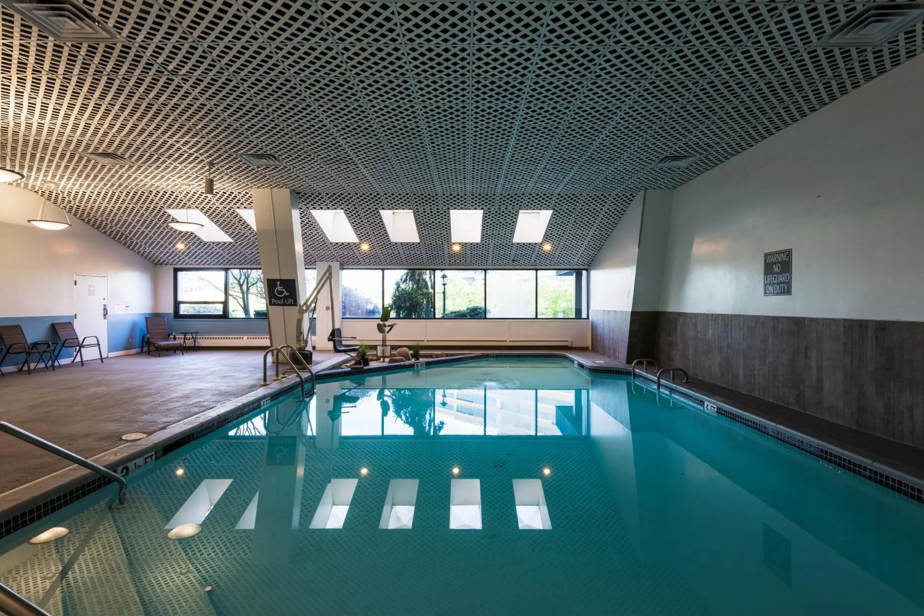 Swimming pool in APA Hotel Woodbridge