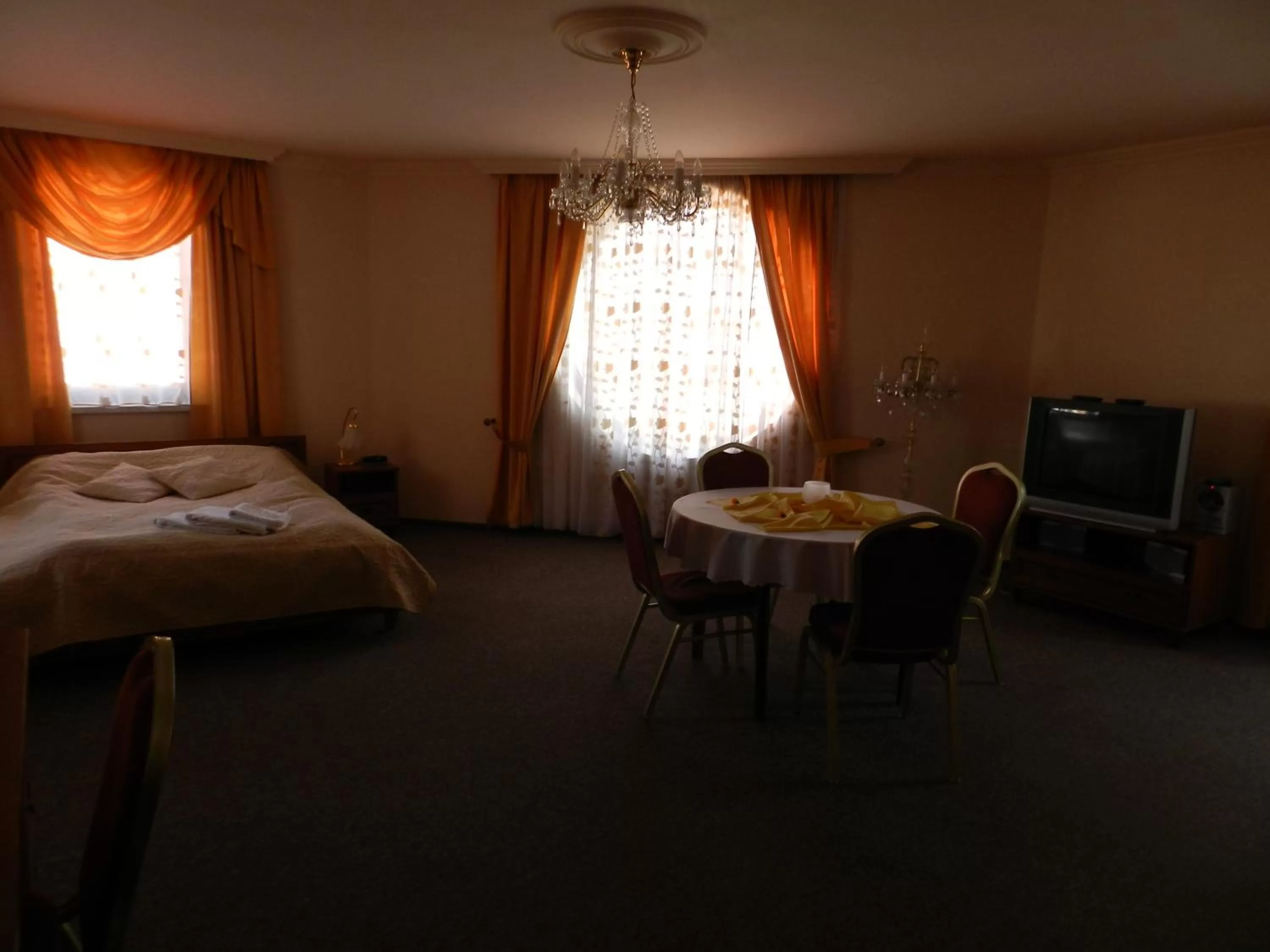 TV/Entertainment Center in Hotel Restauracja Twist