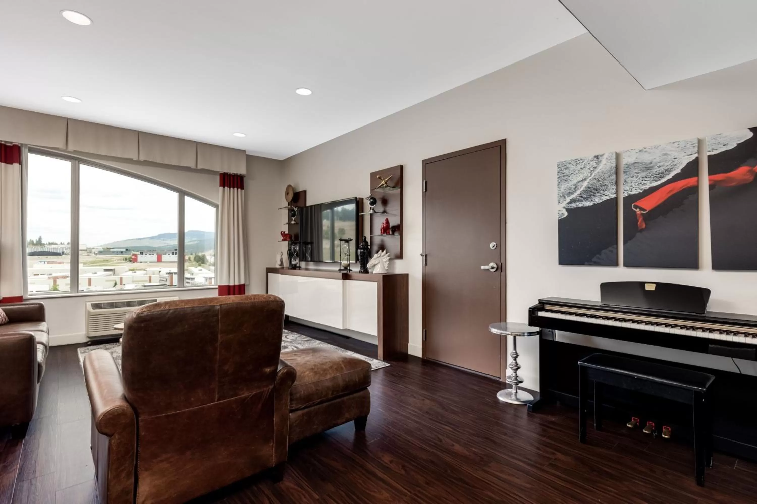 Photo of the whole room in Four Points by Sheraton Kelowna Airport