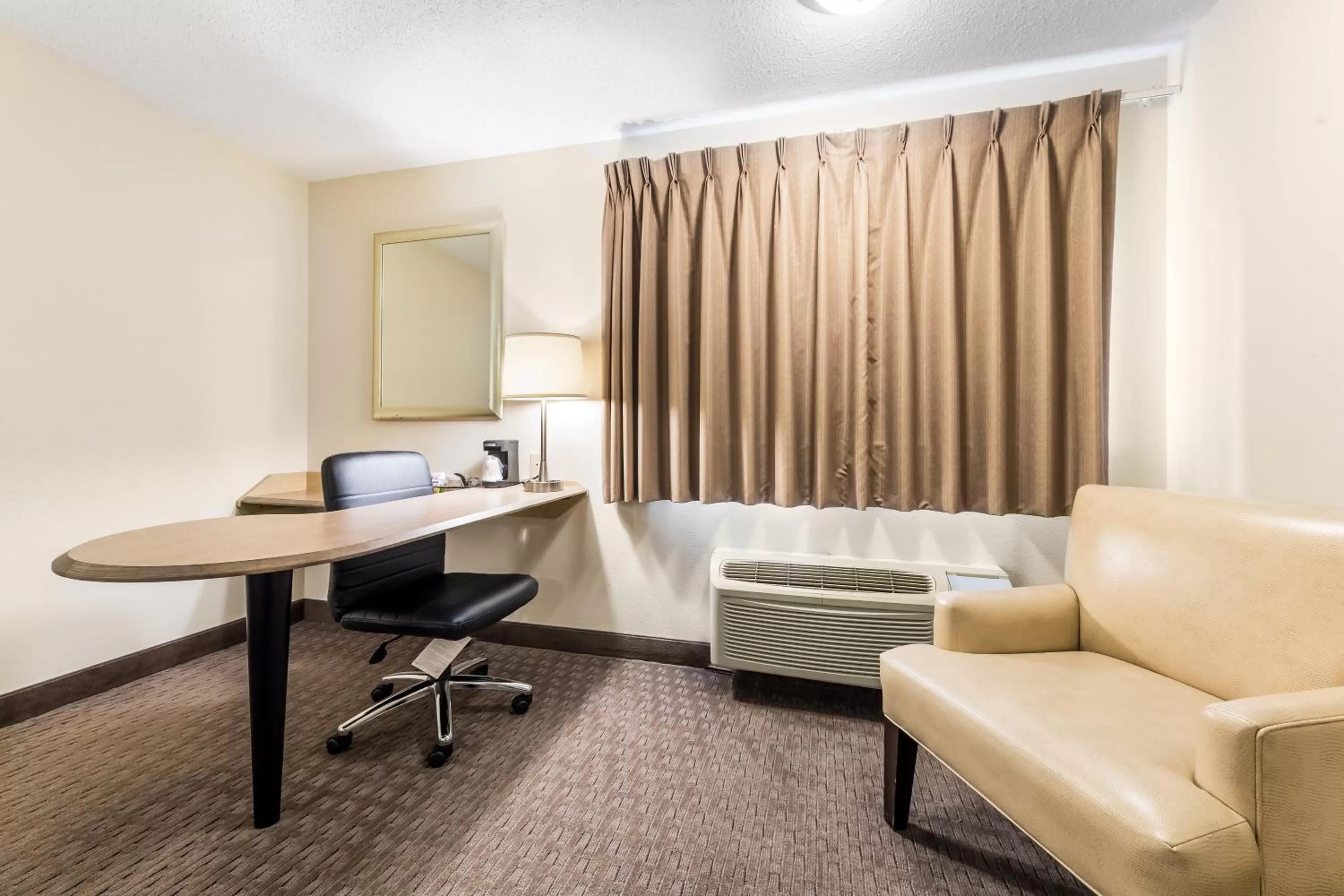 Bedroom in Red Roof Inn Cleveland Airport - Middleburg Heights