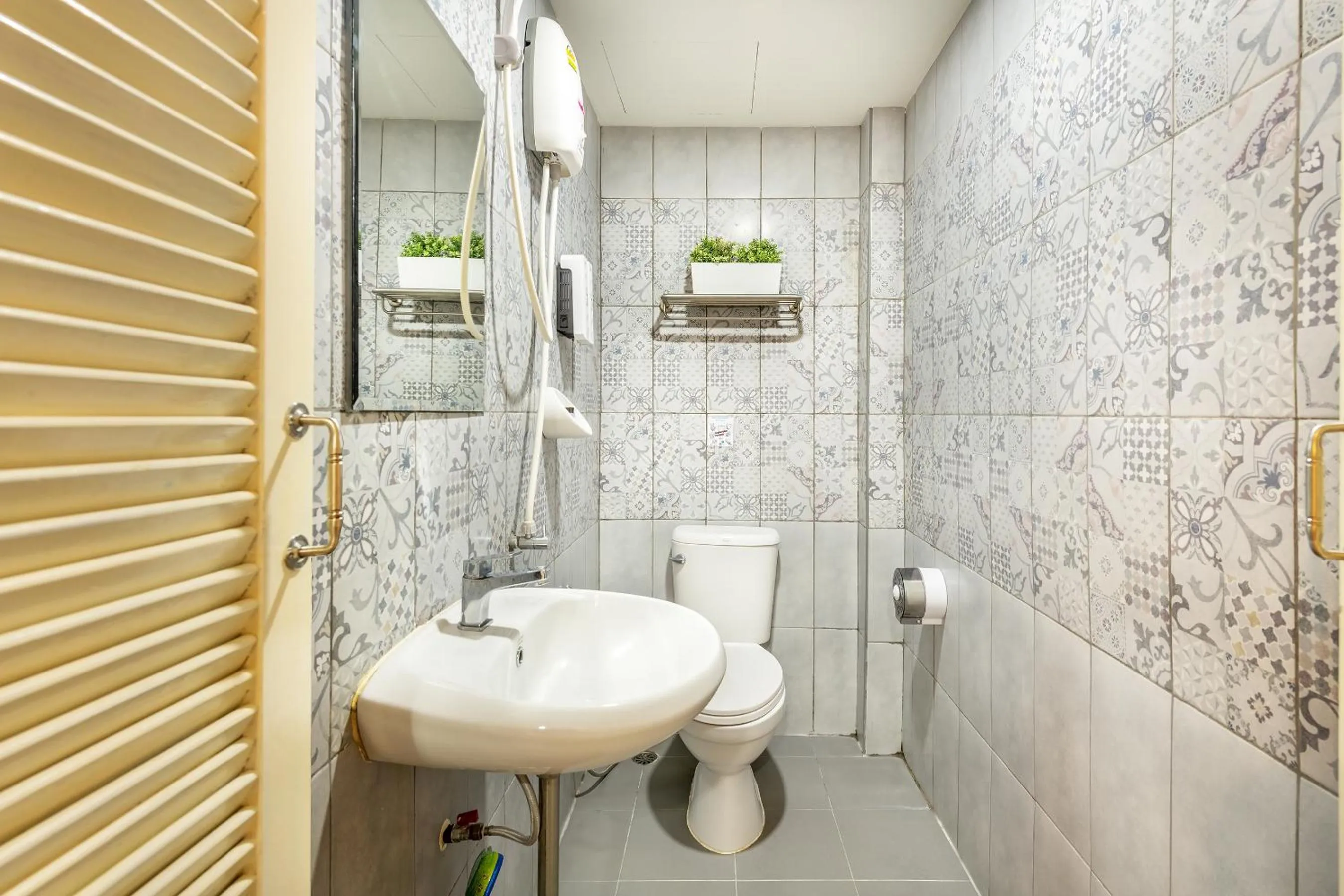 Bathroom in De Lavender Bangkok Hotel