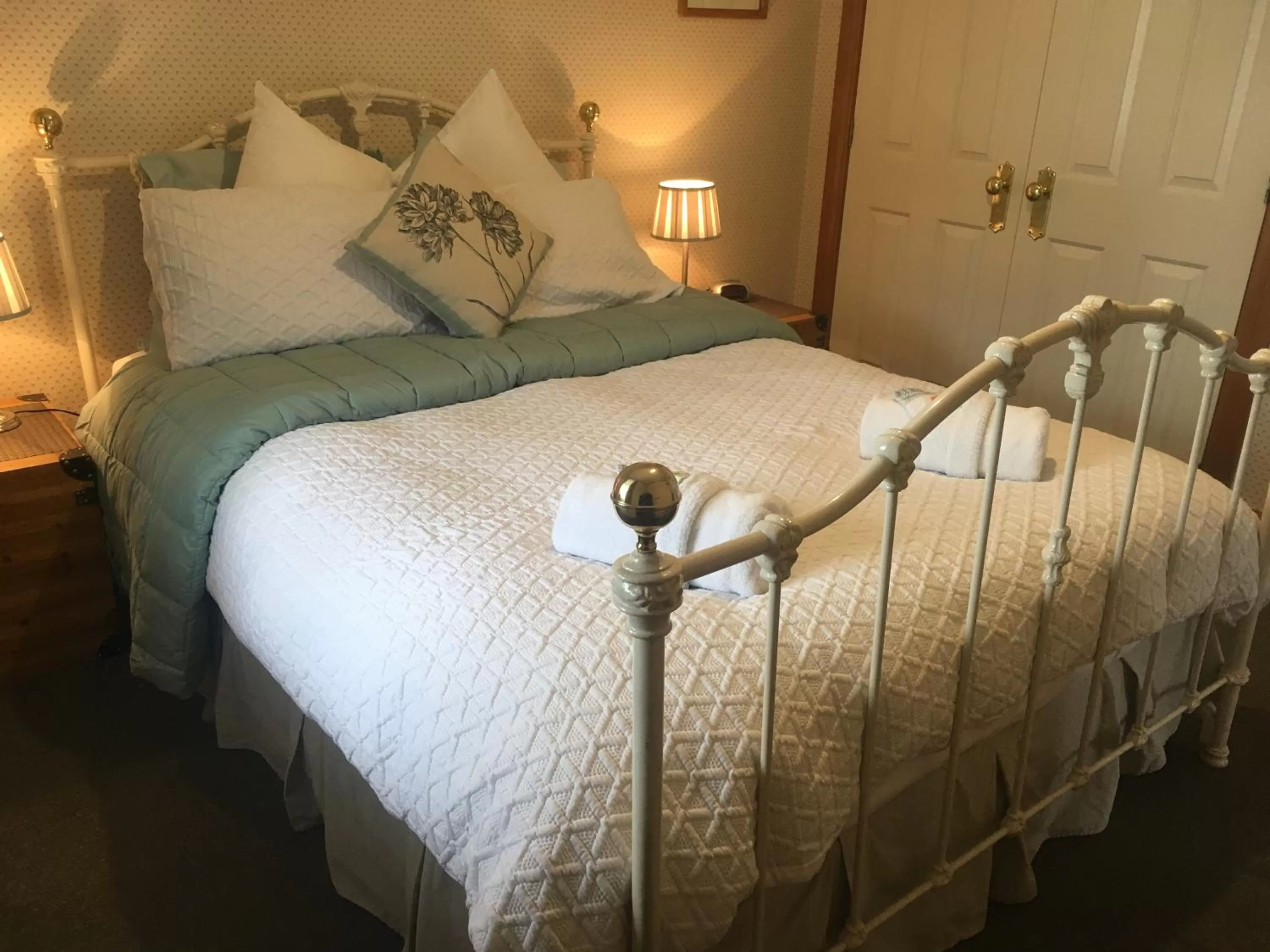 Bed in Settlers Cottage Motel