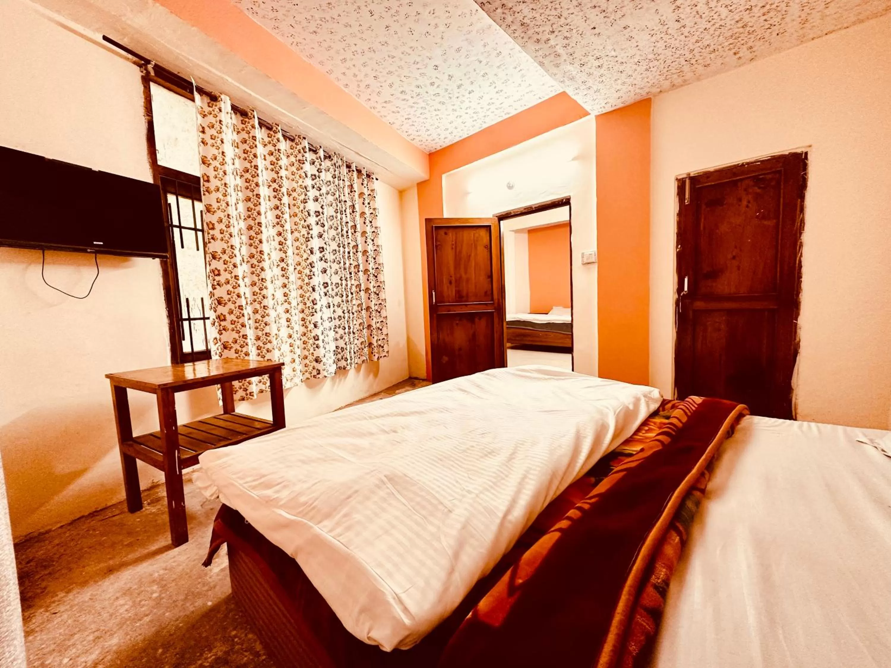 Photo of the whole room, Bed in Hotel D Kanchan Manali