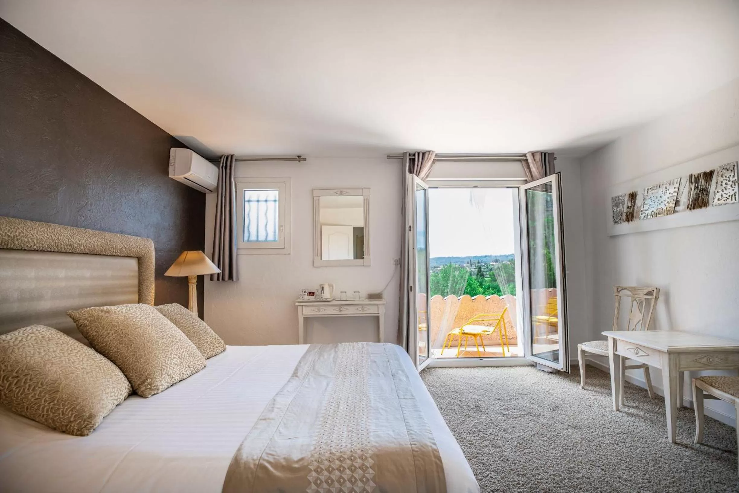 Photo of the whole room, Bed in Les Bastides Saint Paul