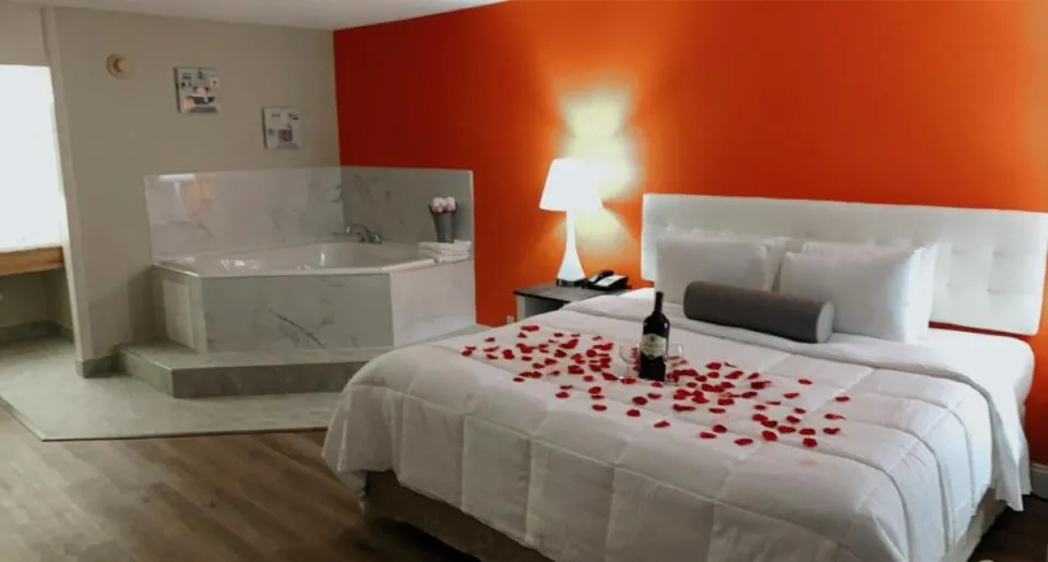 Bed in Howard Johnson by Wyndham Salem Hotel & Conference Center