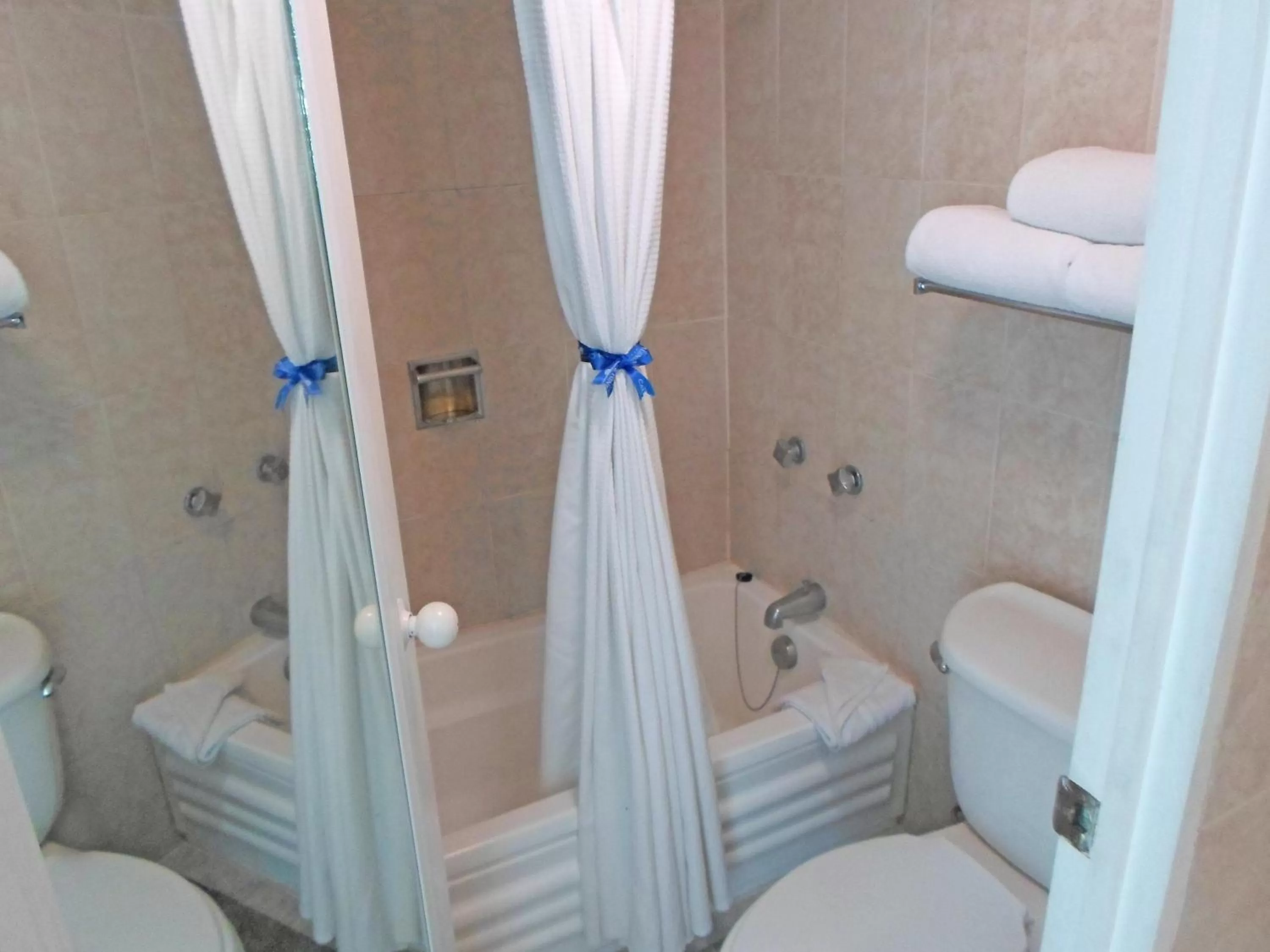 Bathroom in Calinda Beach Acapulco