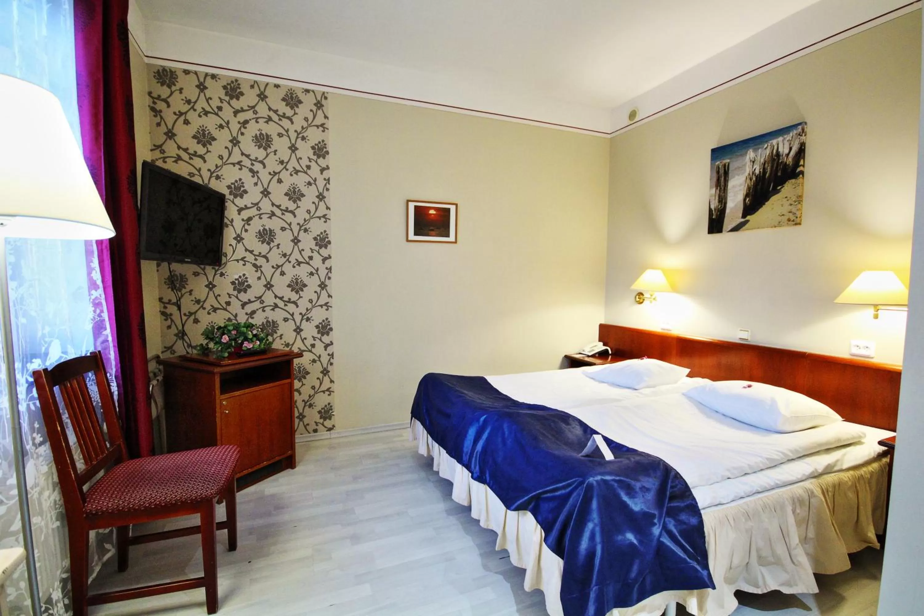 Bed in NB Hotel with Free Parking