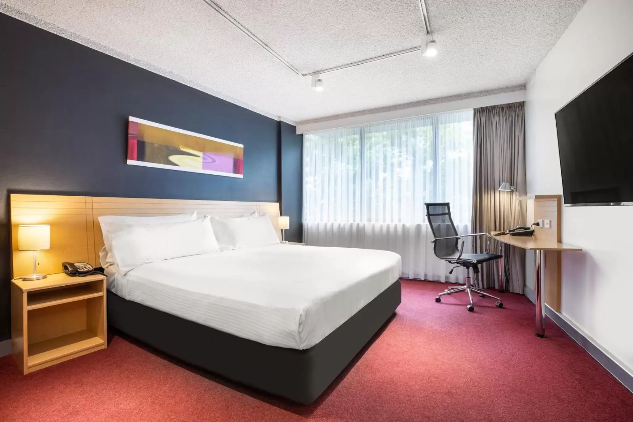 Standard One Queen Bed - Accessible in Holiday Inn Melbourne Airport by IHG Standard One Queen Bed - Accessible in Holiday Inn Melbourne Airport by IHG