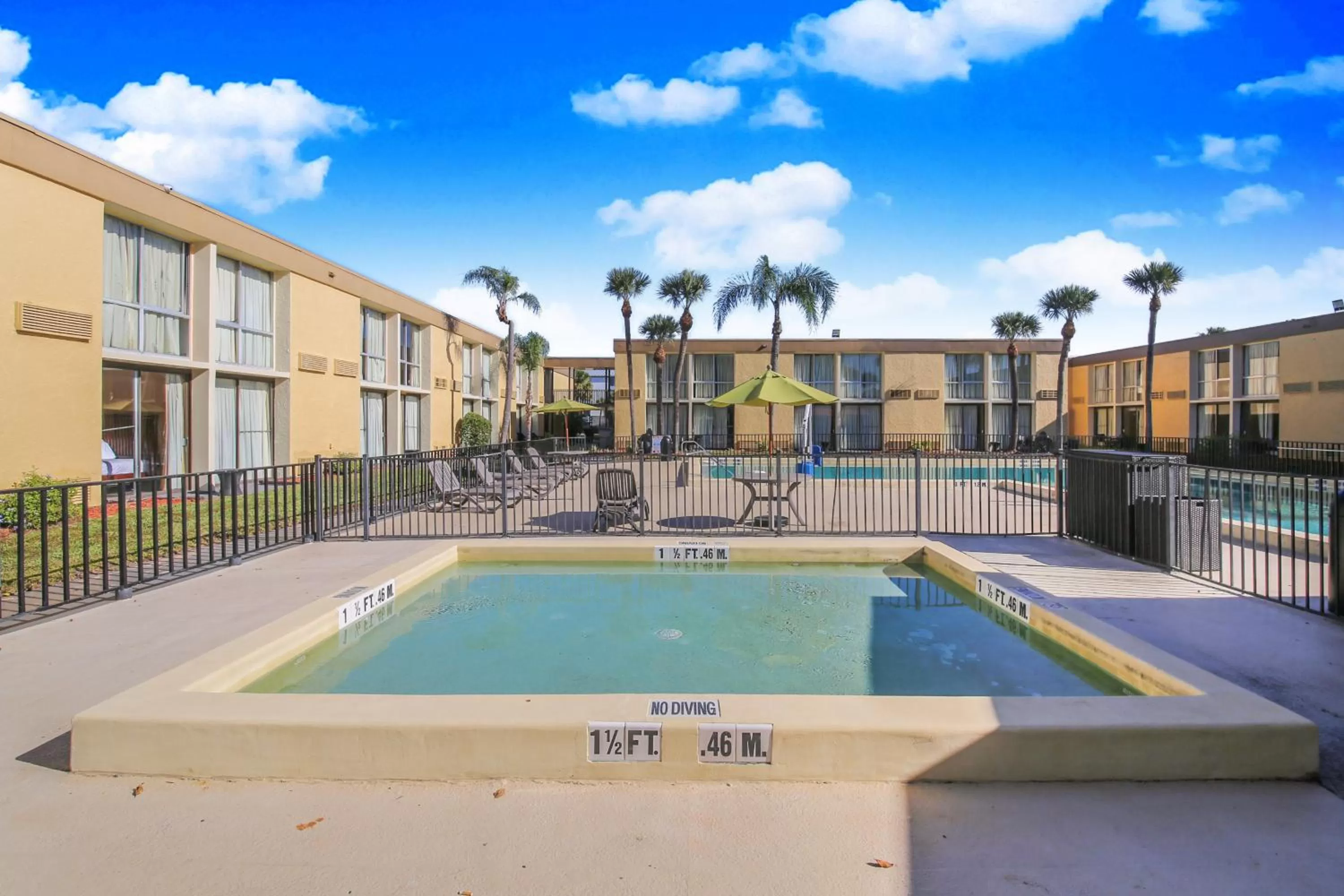 Swimming pool in Floridian Express International Drive