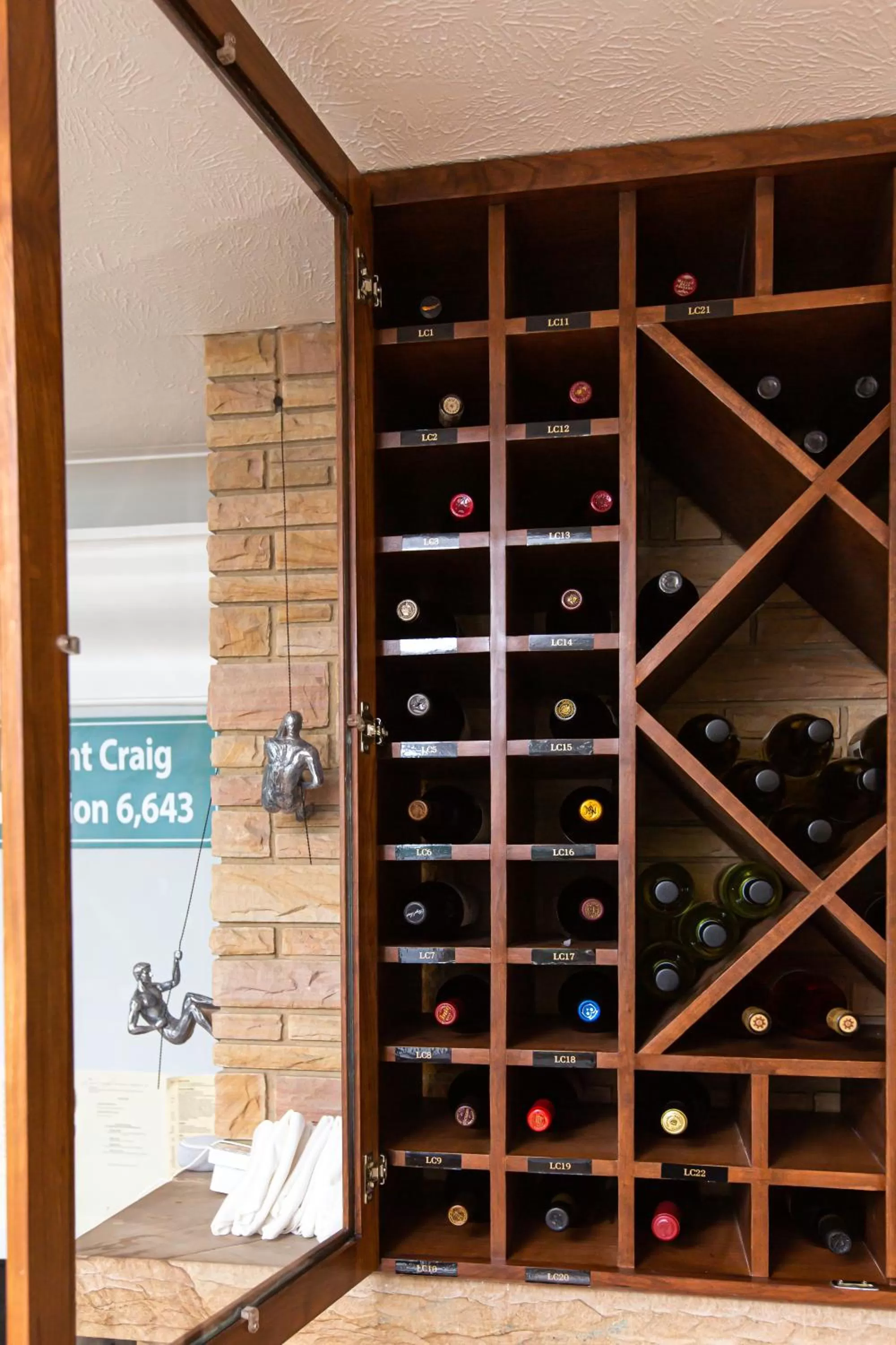 Restaurant/places to eat in SKYLARANNA Resort & SPA