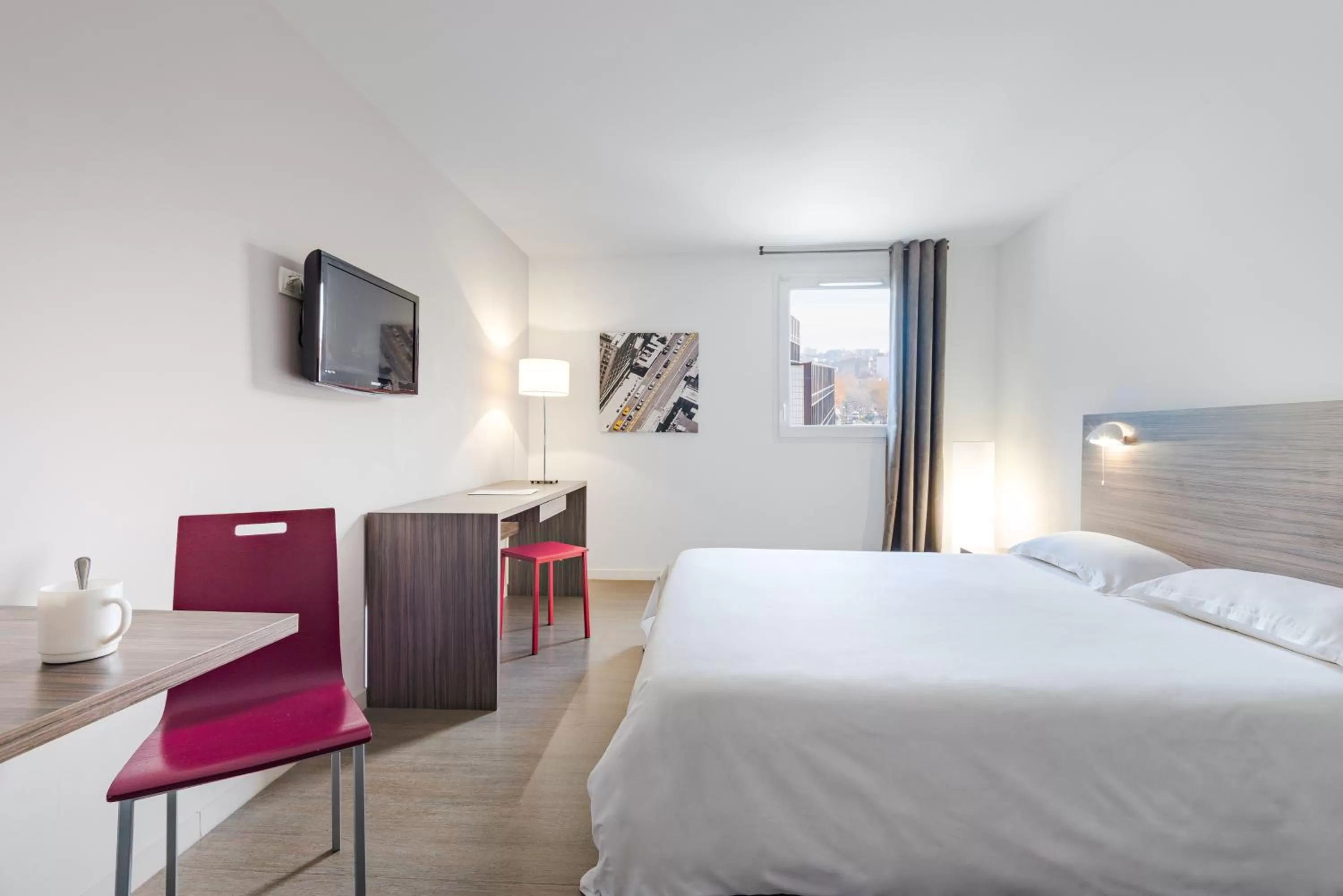 Photo of the whole room, Bed in The Originals Residence Appart Hôtel Hévéa Valence